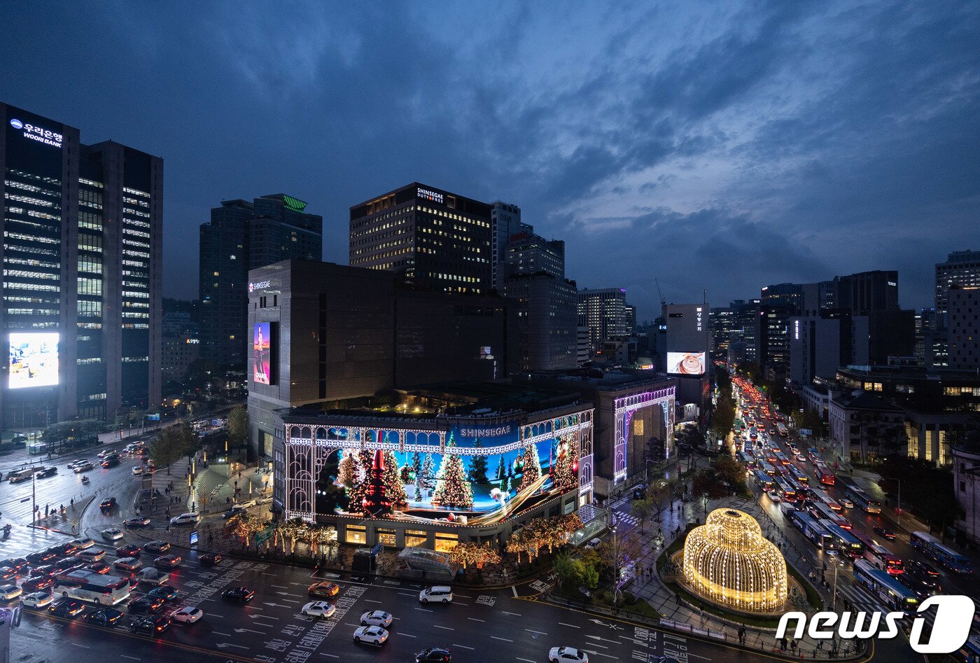 본문 이미지 - 9일 오후 서울 중구 신세계백화점 본점 외벽에 미디어 파사드 영상을 이용한 크리스마스 장식이 불을 밝히고 있다.  2023.11.9/뉴스1 ⓒ News1 이재명 기자