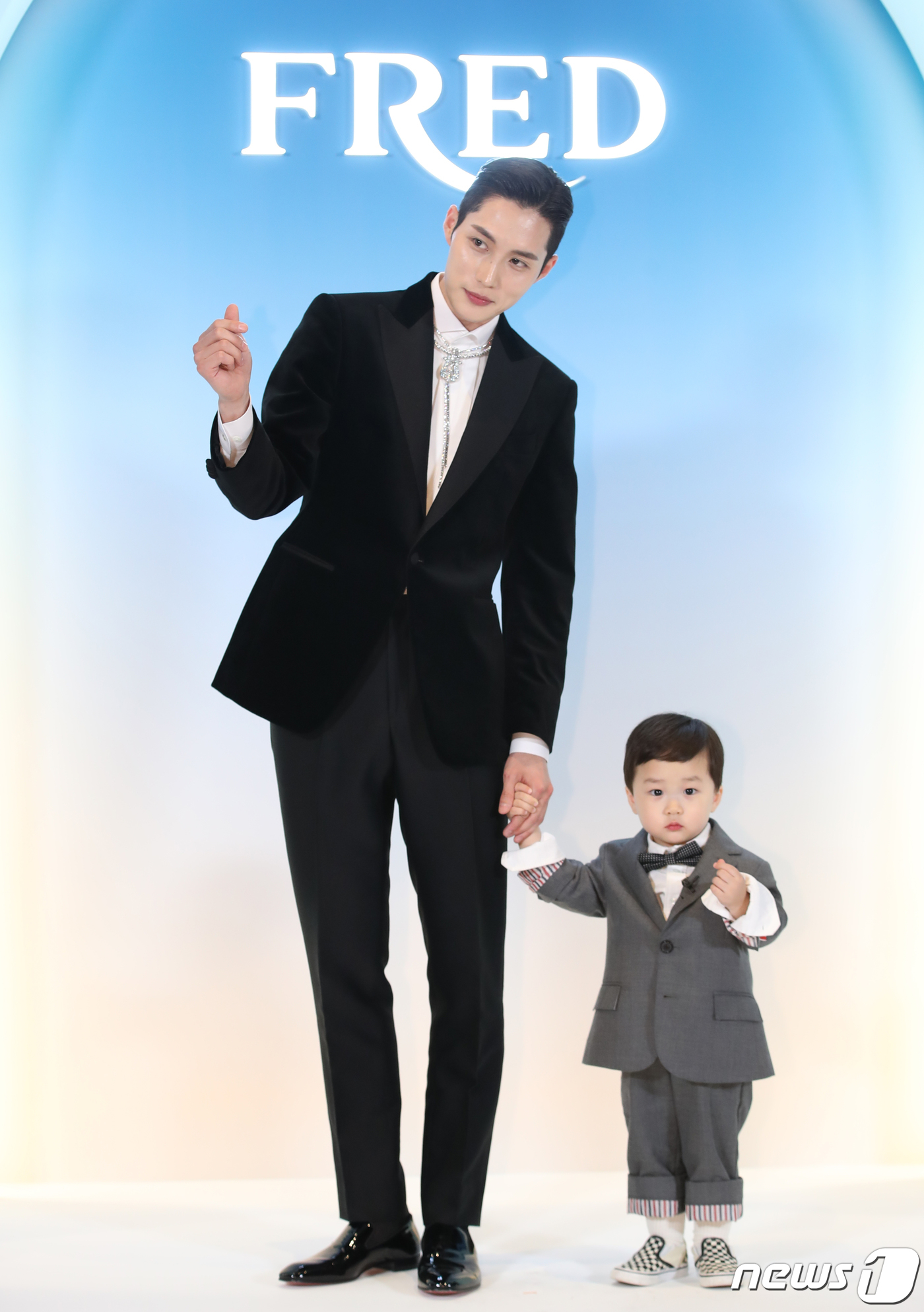 (서울=뉴스1) 권현진 기자 = 펜싱선수 김준호가 9일 서울 영등포구 한 호텔에서 열린 하이 주얼리 프레드(FRED) 메종 전시 갈라디너 파티에 아들 은우와 함께 참석해 하트를 그 …