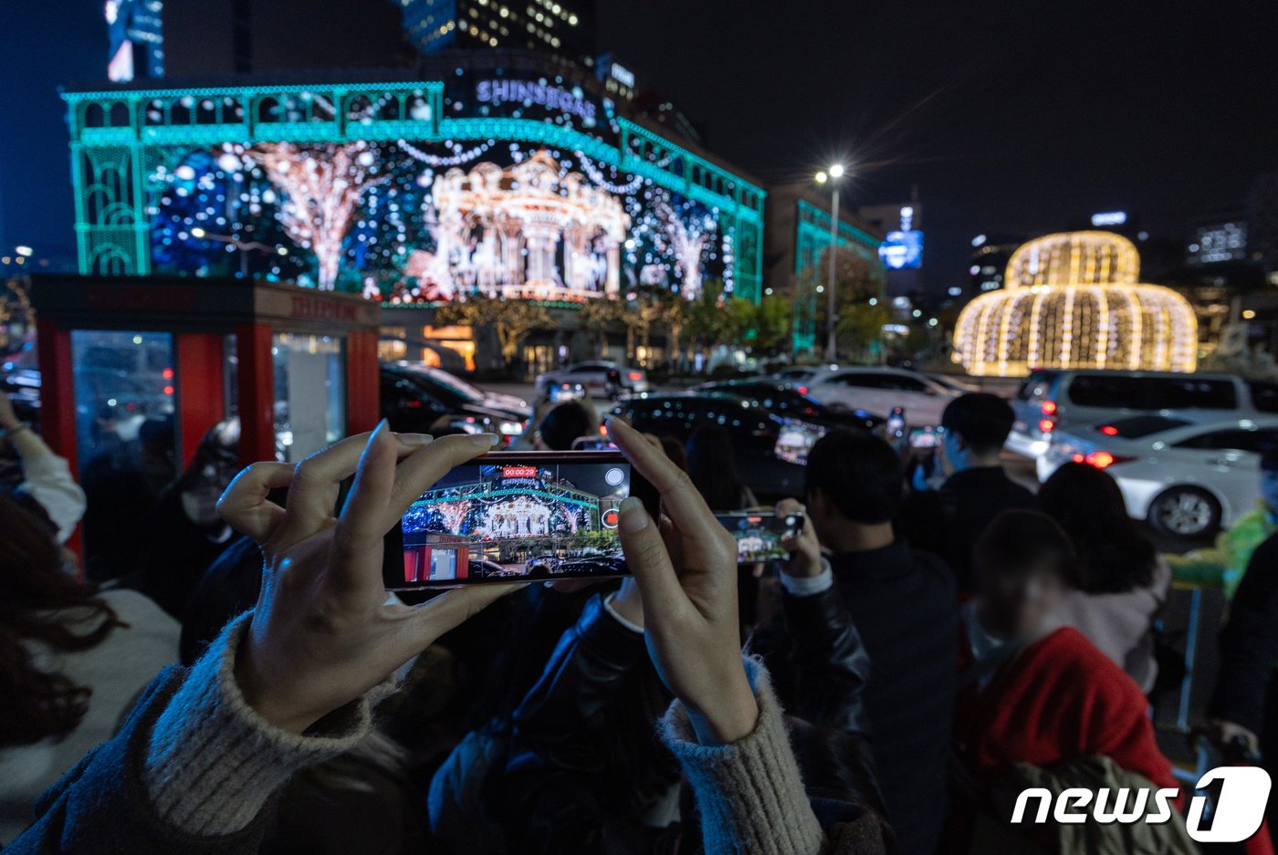 신세계백화점 본점 외벽의 미디어 파사드는 375만 개의 LED 칩을 사용, 63x18m 크기의 거대한 스크린으로 탈바꿈했다. 내년 1월 말까지 매일 오후 5시 30분부터 3분 가량의 영상이 반복 재생될 예정이다. /뉴스1 ⓒ News1 이재명 기자