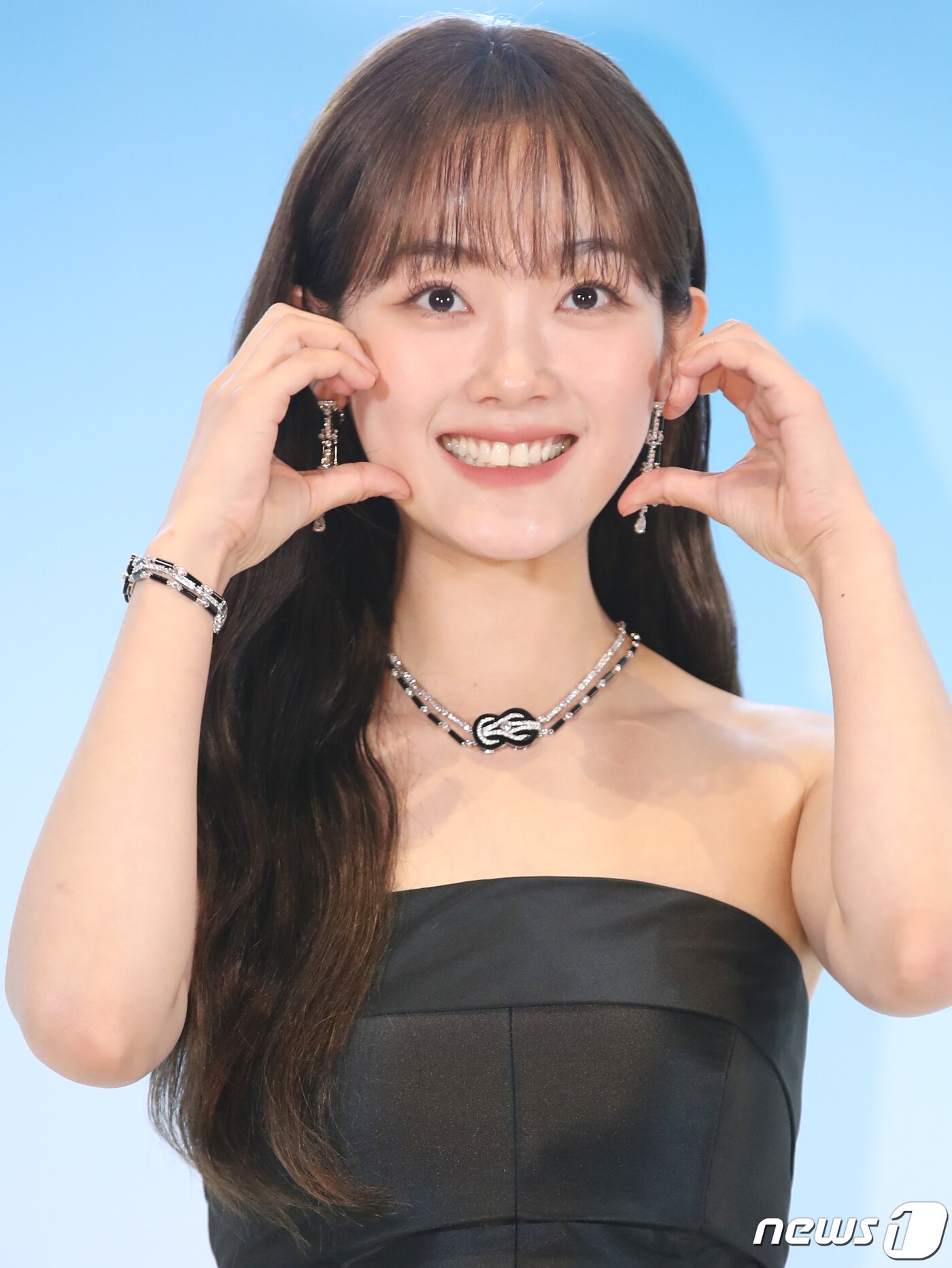 본문 이미지 - 배우 이유미가 9일 서울 영등포구 한 호텔에서 열린 하이 주얼리 프레드(FRED) 메종 전시 갈라디너 파티에서 볼 하트를 그리고 있다. ⓒ News1 권현진 기자