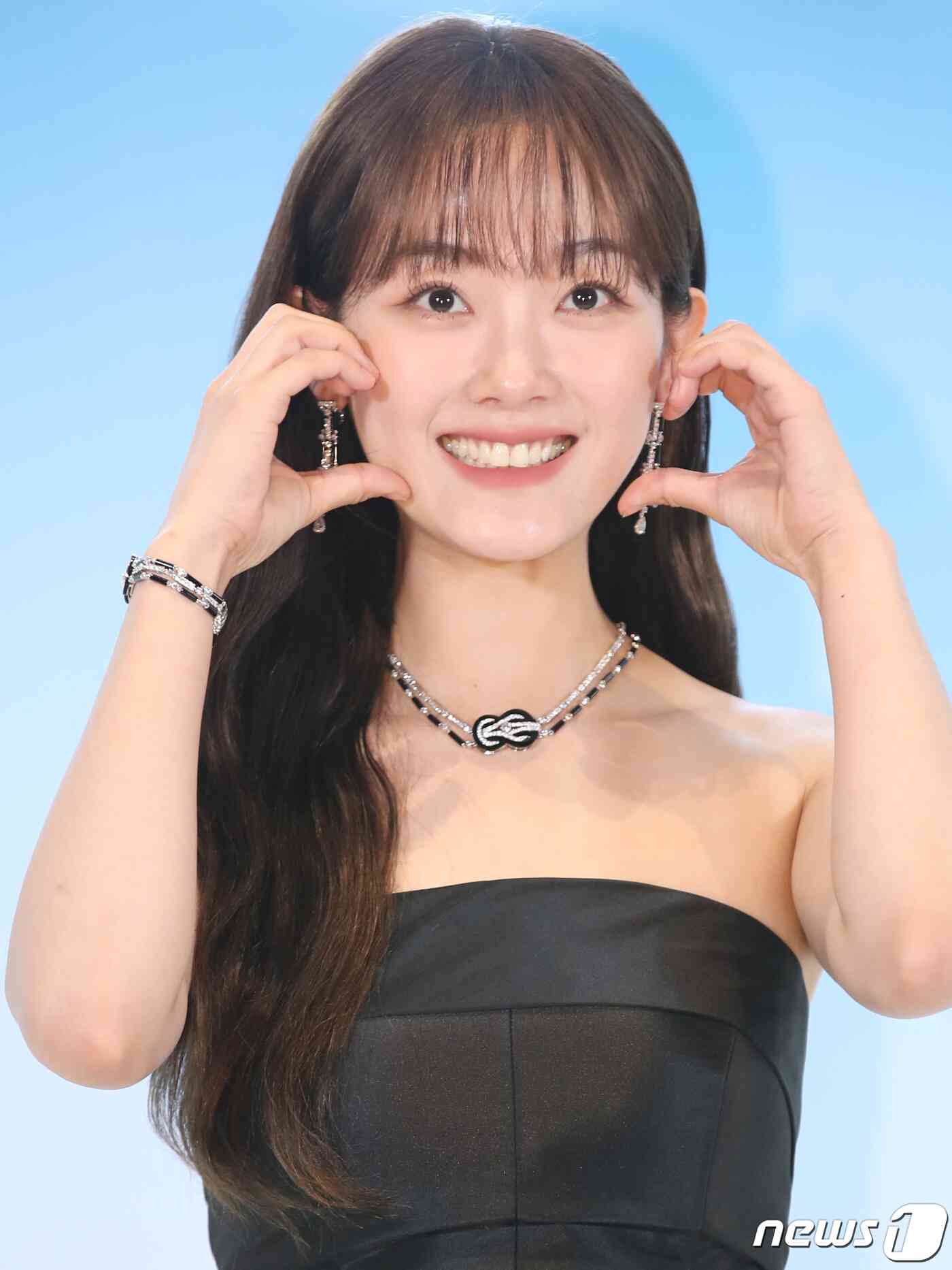 배우 이유미가 9일 서울 영등포구 한 호텔에서 열린 하이 주얼리 프레드(FRED) 메종 전시 갈라디너 파티에서 볼 하트를 그리고 있다. © News1 권현진 기자
