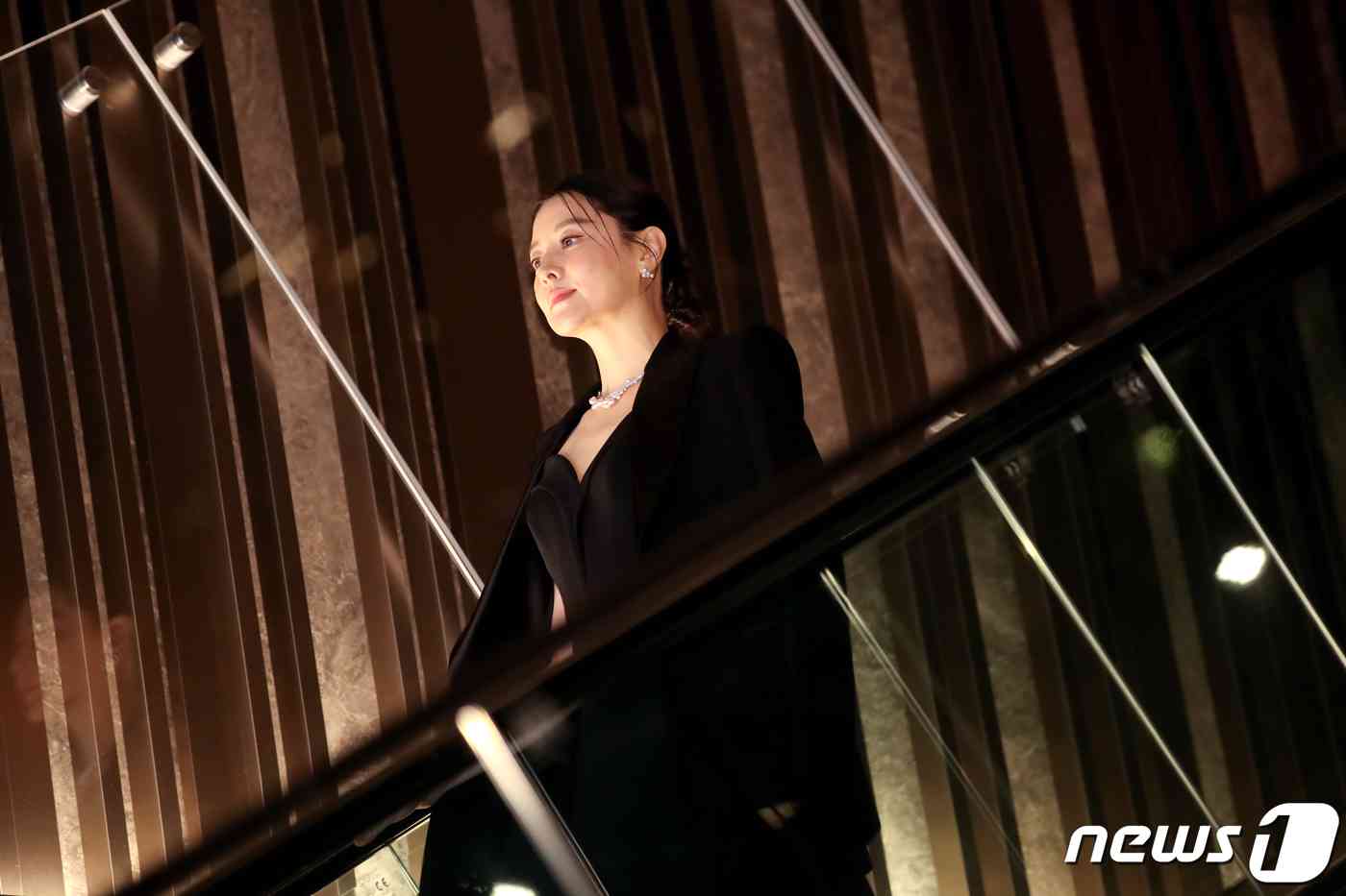 배우 이영애가 9일 서울 영등포구 여의도 한 호텔에서 열린 하이 주얼리 프레드(FRED) 메종 전시 갈라디너 파티에 참석하고 있다. © News1 권현진 기자