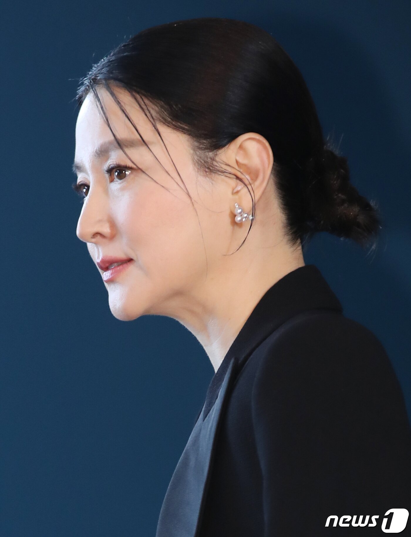본문 이미지 - 배우 이영애가 9일 서울 영등포구 여의도 한 호텔에서 열린 하이 주얼리 프레드&#40;FRED&#41; 메종 전시 갈라디너 파티에 참석하고 있다. ⓒ News1 권현진 기자