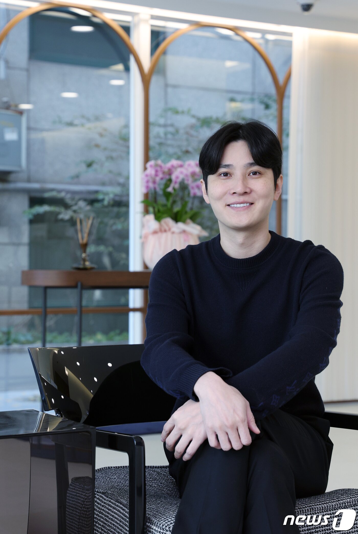 본문 이미지 - 김인용 엠플 대표 겸 스위츠 피부과의원 대표원장이 8일 오후 서울 강남구 신사동 스위츠 피부과의원에서 가진 뉴스1과의 인터뷰에서 포즈를 취하고 있다. 2023.11.8/뉴스1 ⓒ News1 박정호 기자
