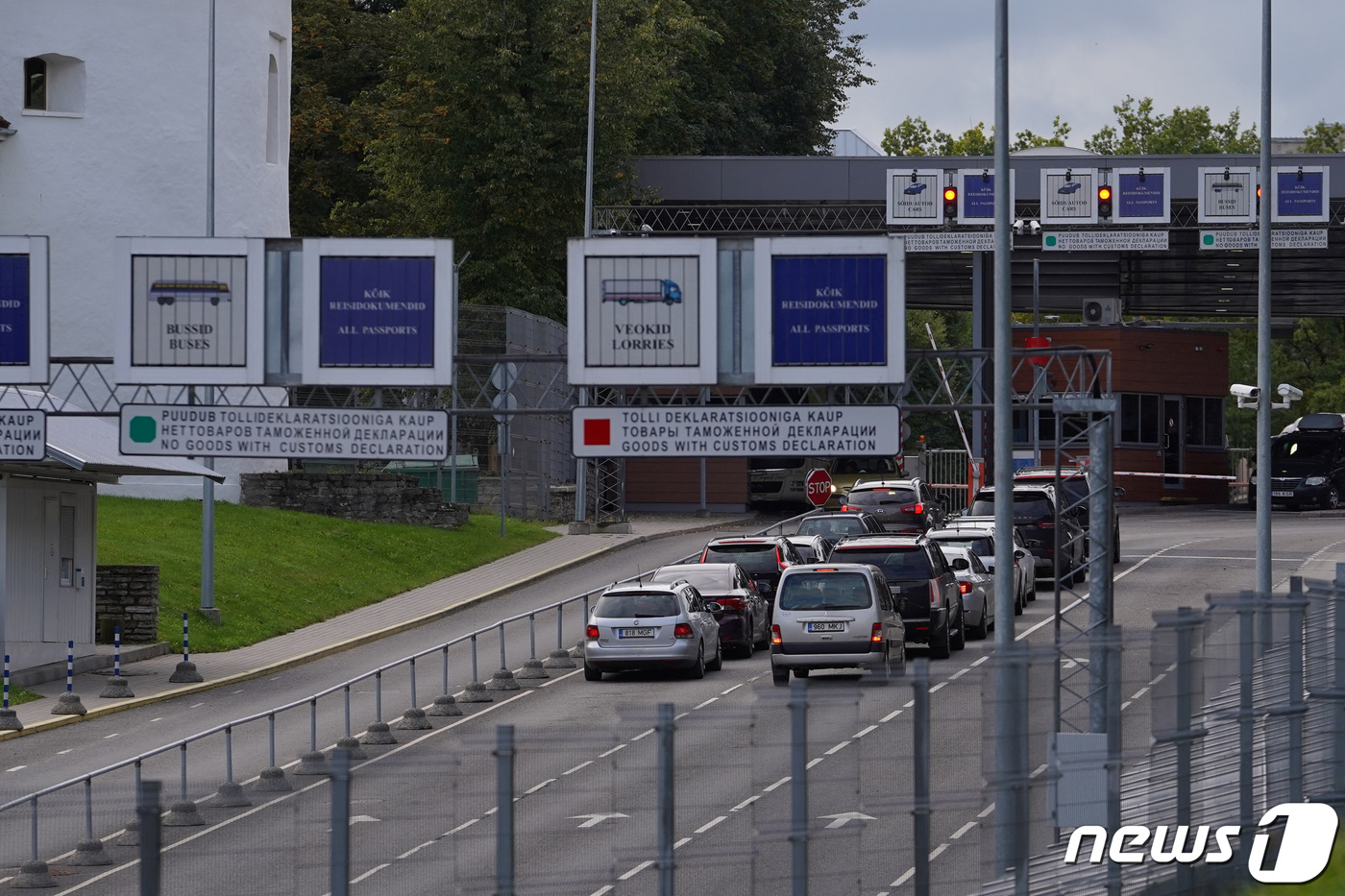 (로이터=뉴스1) 정윤영 기자 = 에스토니아와 러시아를 가로지르는 나르바강 인근에 위치한 국경 검문소. 2022.09.18.ⓒ 로이터=뉴스1