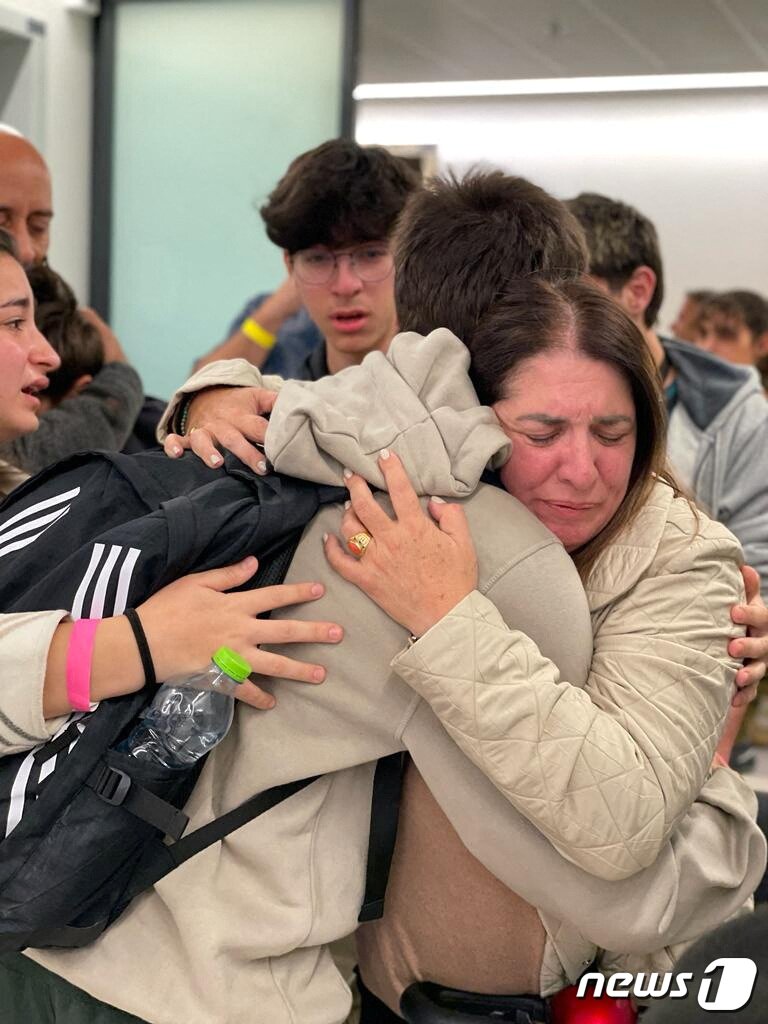 본문 이미지 - 팔레스타인 무장 정파 하마스에 인질로 잡혀갔던 리암 오르(18)가 풀려나자 지난달 30일(현지시간) 그의 어머니와 재회해 안아주고 있다. 2023.12.01 ⓒ 로이터=뉴스1 ⓒ News1 정지윤 기자