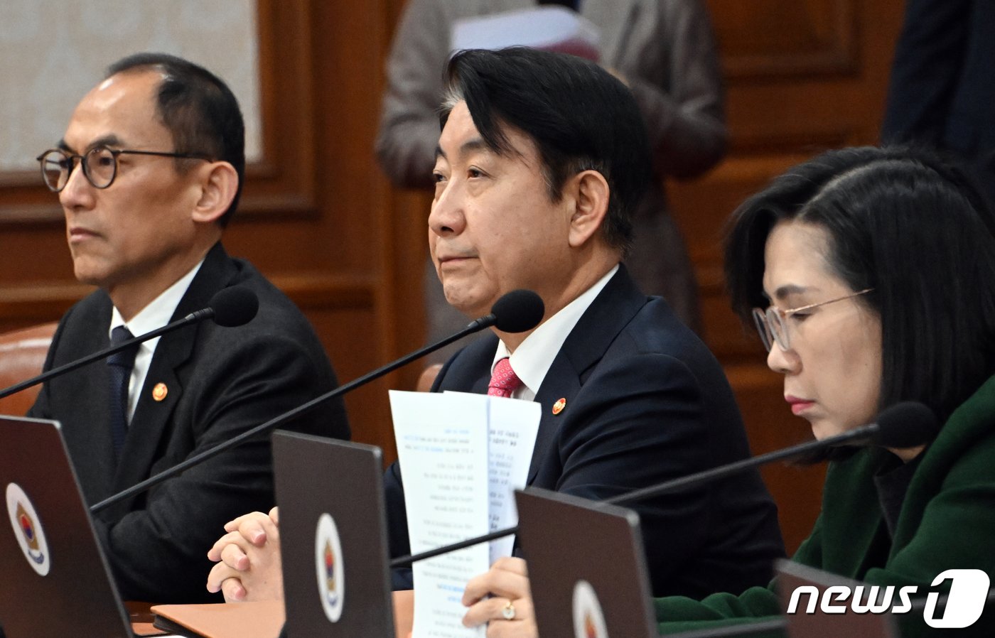 이동관 방송통신위원회 위원장이 1일 오전 서울 종로구 세종대로 정부서울청사에서 열린 임시 국무회의에서 한덕수 국무총리의 발언을 듣고 있다. 2023.12.1/뉴스1 ⓒ News1 김명섭 기자