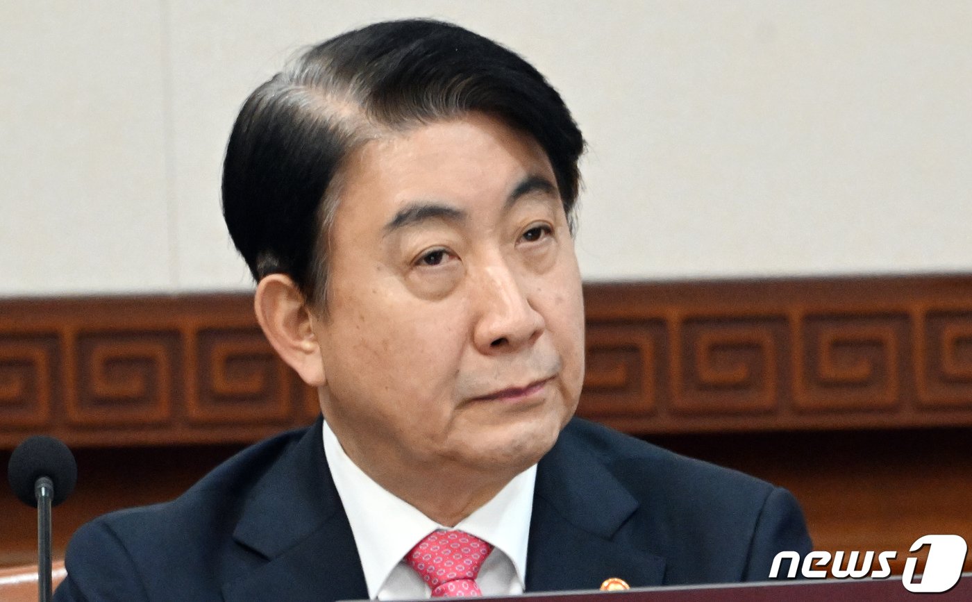 본문 이미지 - 이동관 방송통신위원회 위원장이 1일 오전 서울 종로구 세종대로 정부서울청사에서 열린 임시 국무회의에 참석해 한덕수 국무총리의 발언을 듣고 있다. 2023.12.1/뉴스1 ⓒ News1 김명섭 기자