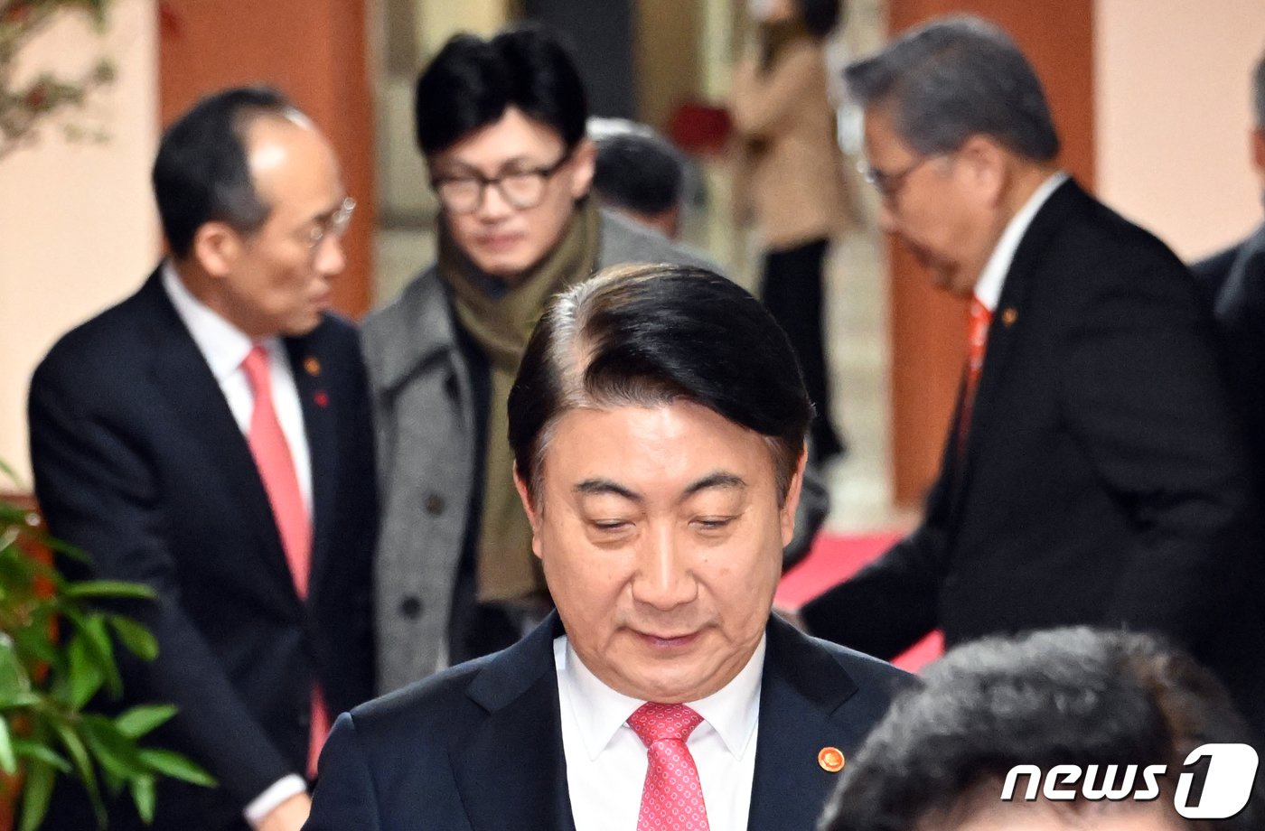 본문 이미지 - 이동관 방송통신위원회 위원장이 1일 오전 서울 종로구 세종대로 정부서울청사에서 열린 임시 국무회의에 참석하고 있다. 2023.12.1/뉴스1 ⓒ News1 김명섭 기자