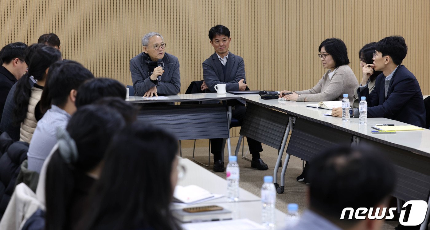 유인촌 문체부 장관이 관광국 직원들과 토론을 하는 모습. &#40;문화체육관광부 제공&#41;