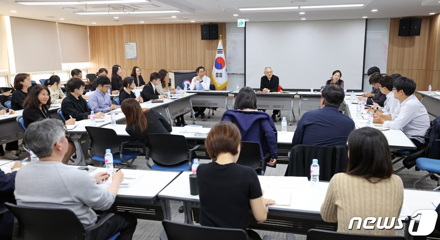 본문 이미지 - 유인촌 문체부 장관이 예술국 직원들과 토론하는 모습. (문화체육관광부 제공)