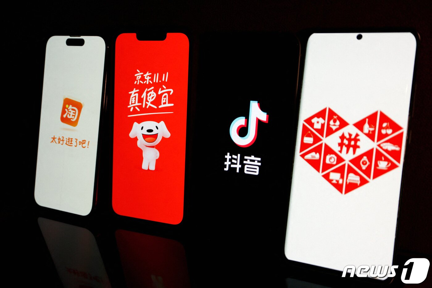 본문 이미지 - 왼쪽부터 중국 타오바오, 징둥, 더우인, 핀둬둬 애플리케이션 메인 화면 ⓒ 로이터=뉴스1 ⓒ News1 정은지 특파원
