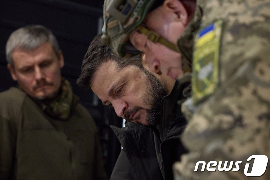 본문 이미지 - 볼로디미르 젤렌스키 우크라이나 대통령이 30일(현지시간) 우크라이나 하르키우 쿠피안스크의 전방 지휘소를 방문해 작전을 논의하고 있다. 2023.11.1 ⓒ AFP=뉴스1 ⓒ News1 우동명 기자