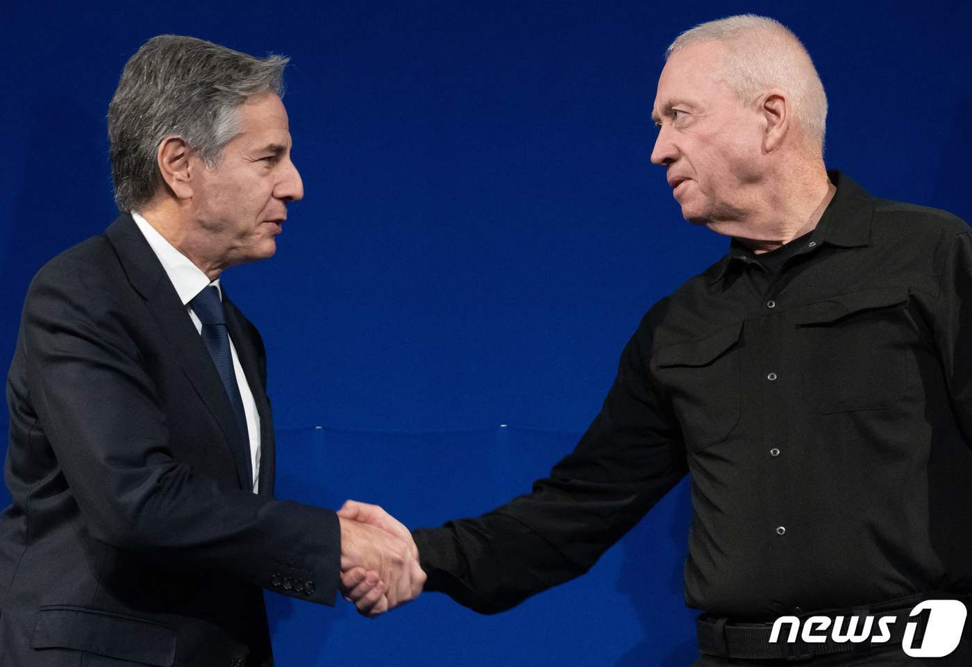 본문 이미지 - 토니 블링컨 미국 국무장관이 30일(현지시간) 개전 이후 4번째로 방문한 이스라엘의 텔아비브에서 요아브 갈란트 국방장관과 회담에 앞서 악수를 하고 있다. 2023.11.1 ⓒ AFP=뉴스1 ⓒ News1 우동명 기자