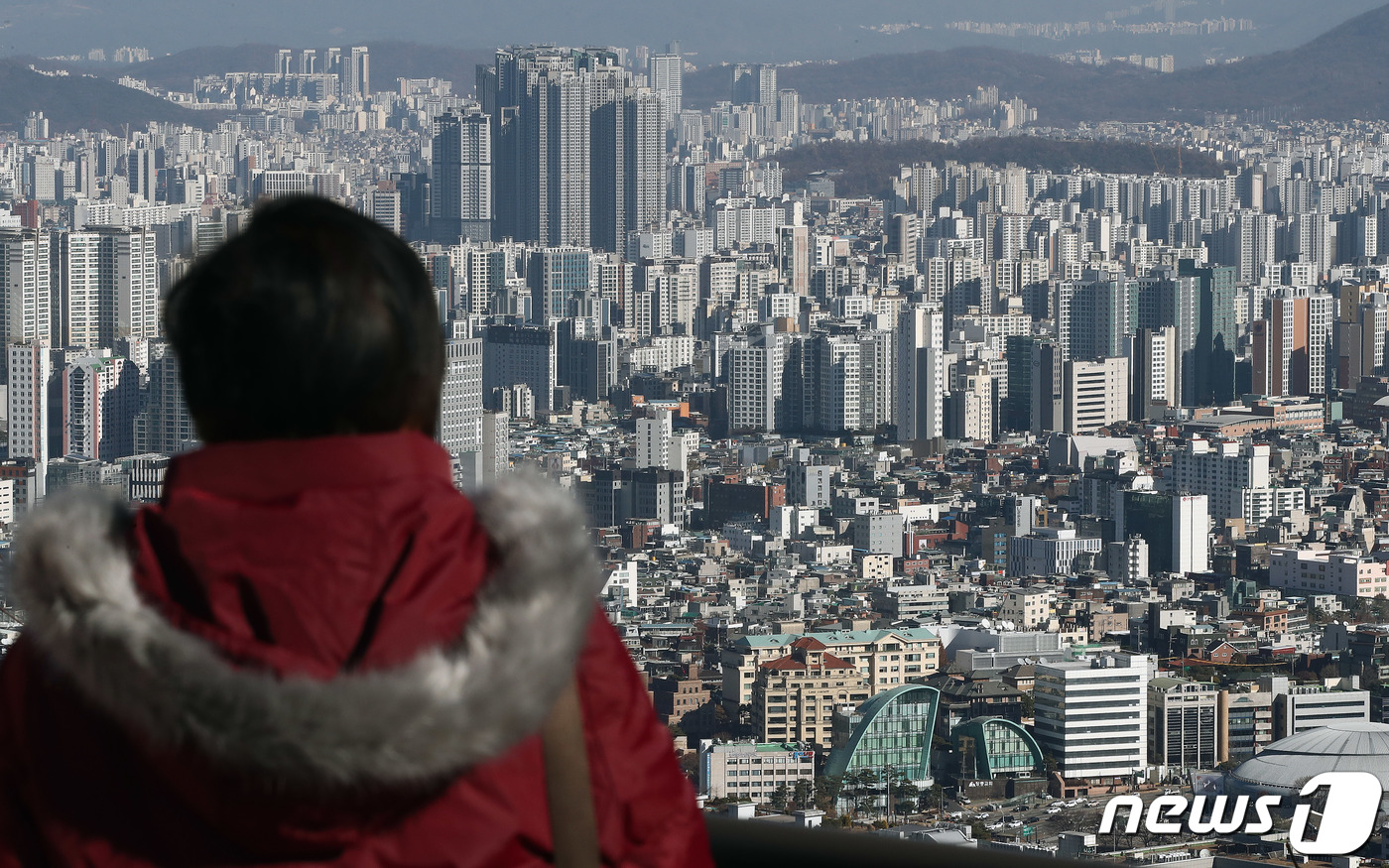 (서울=뉴스1) 박세연 기자 = 1일 남산을 찾은 시민이 서울 아파트단지를 바라보고 있다. 서울 아파트 매수심리가 지난주보다 하락 폭을 키우면서 4주 연속 하락했다. 이날 한국부동 …