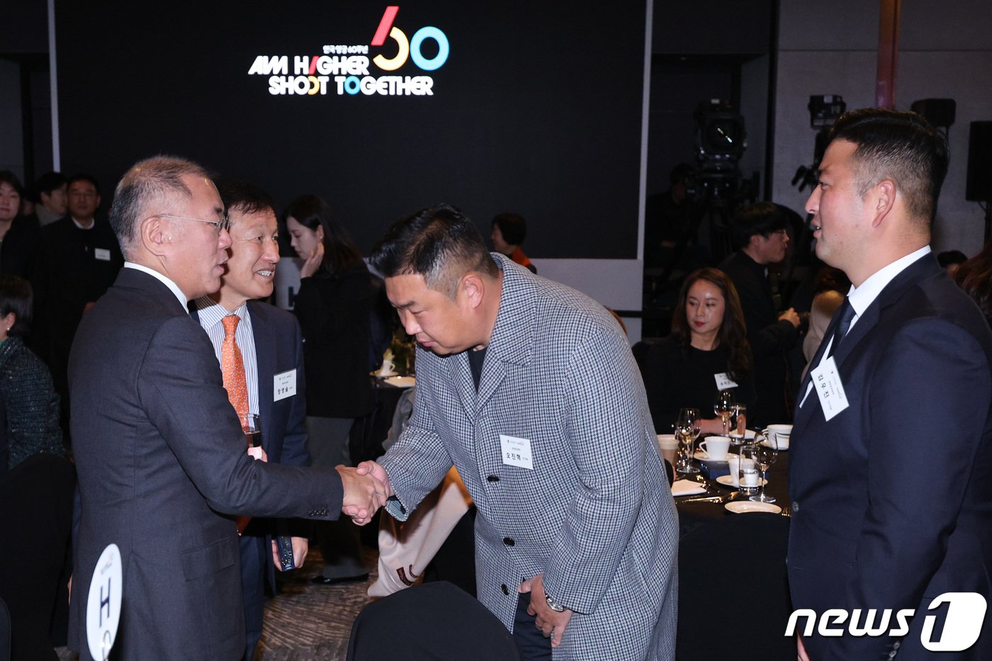 본문 이미지 - 대한양궁협회장인 정의선 현대차그룹 회장이 1일 오전 서울 광진구 그랜드 워커힐 호텔에서 열린 한국 양궁 60주년 기념행사에서 오진혁, 김우진 선수와 인사하고 있다. 대한양궁협회는 60주년을 맞이해 지난 60년 동안 한국 양궁의 발자취를 회고하고 미래 비전을 확인하기 위해 이번 행사를 마련했다. 2023.12.1/뉴스1 ⓒ News1 신웅수 기자