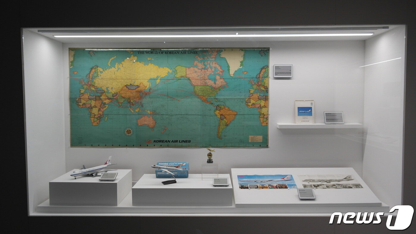본문 이미지 - '중동행 비행기에 오른 사람들' 전시물. 2023.11.22/뉴스1 ⓒ News1 금준혁 기자