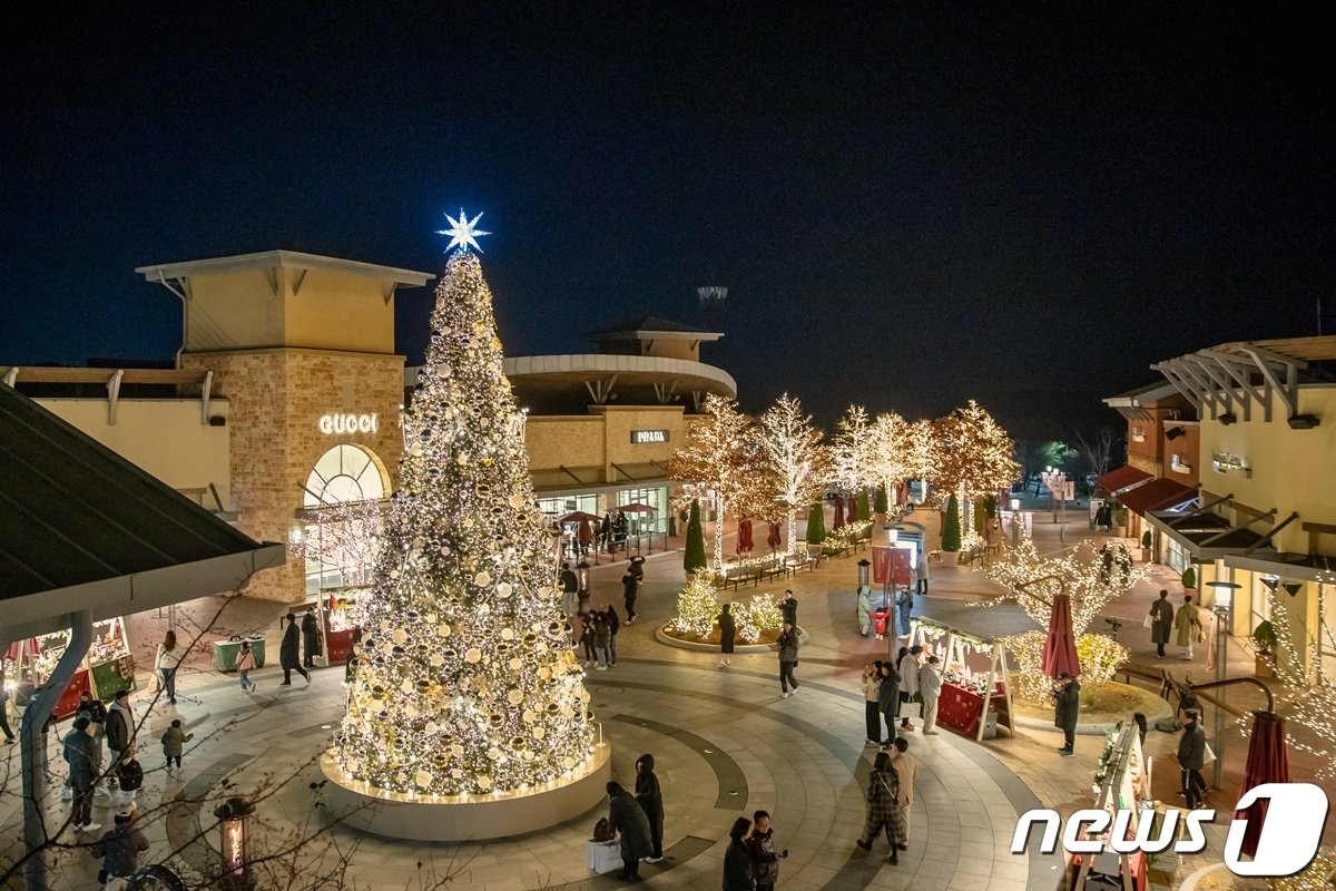 본문 이미지 - 신세계사이먼 여주 프리미엄 아울렛 이스트 중앙광장 크리스마스 트리&#40;신세계사이먼 제공&#41;