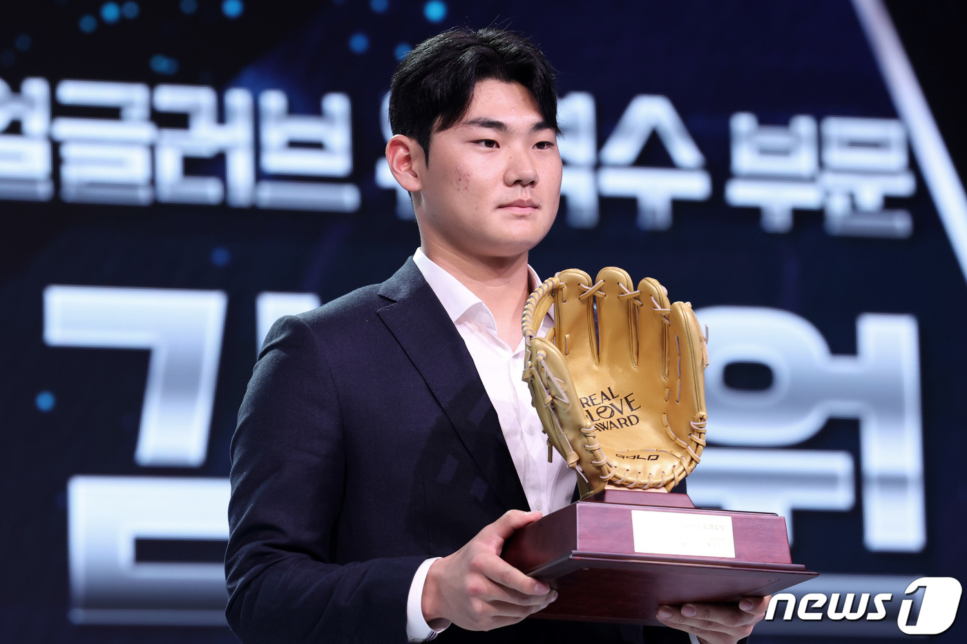 (서울=뉴스1) 김성진 기자 = NC 김주원이 1일 서울 용산구 그랜드 하얏트 호텔에서 열린 한국프로야구선수협회 '2023 리얼글러브 어워드'에서 유격수 부문 리얼글러브상을 수상한 …