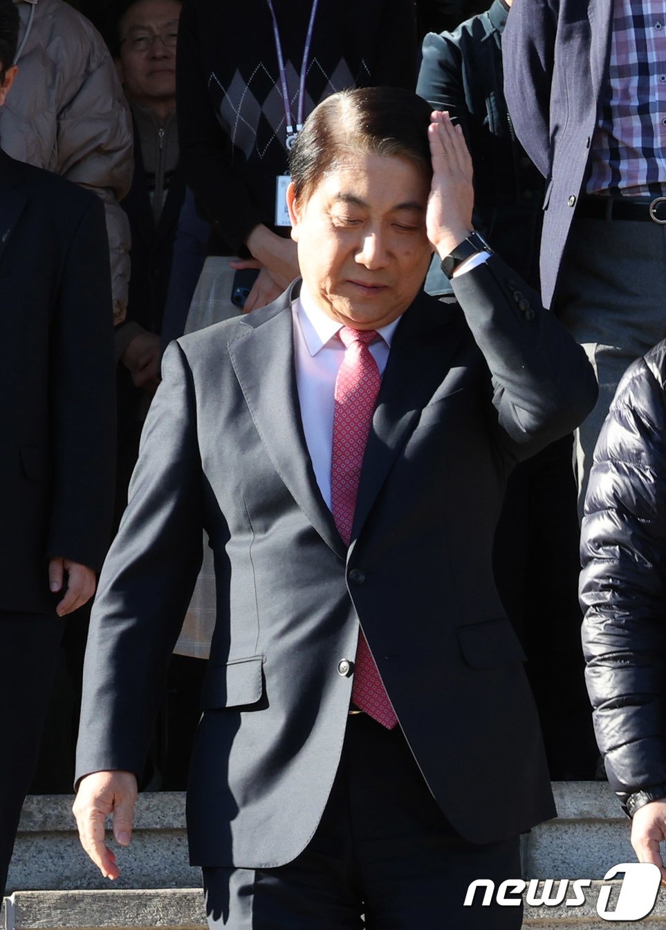 본문 이미지 - 이동관 방송통신위원장이 1일 경기 정부과천청사 방통위에서 사퇴 관련 입장을 발표한 뒤 청사를 떠나고 있다. 2023.12.1/뉴스1 ⓒ News1 장수영 기자