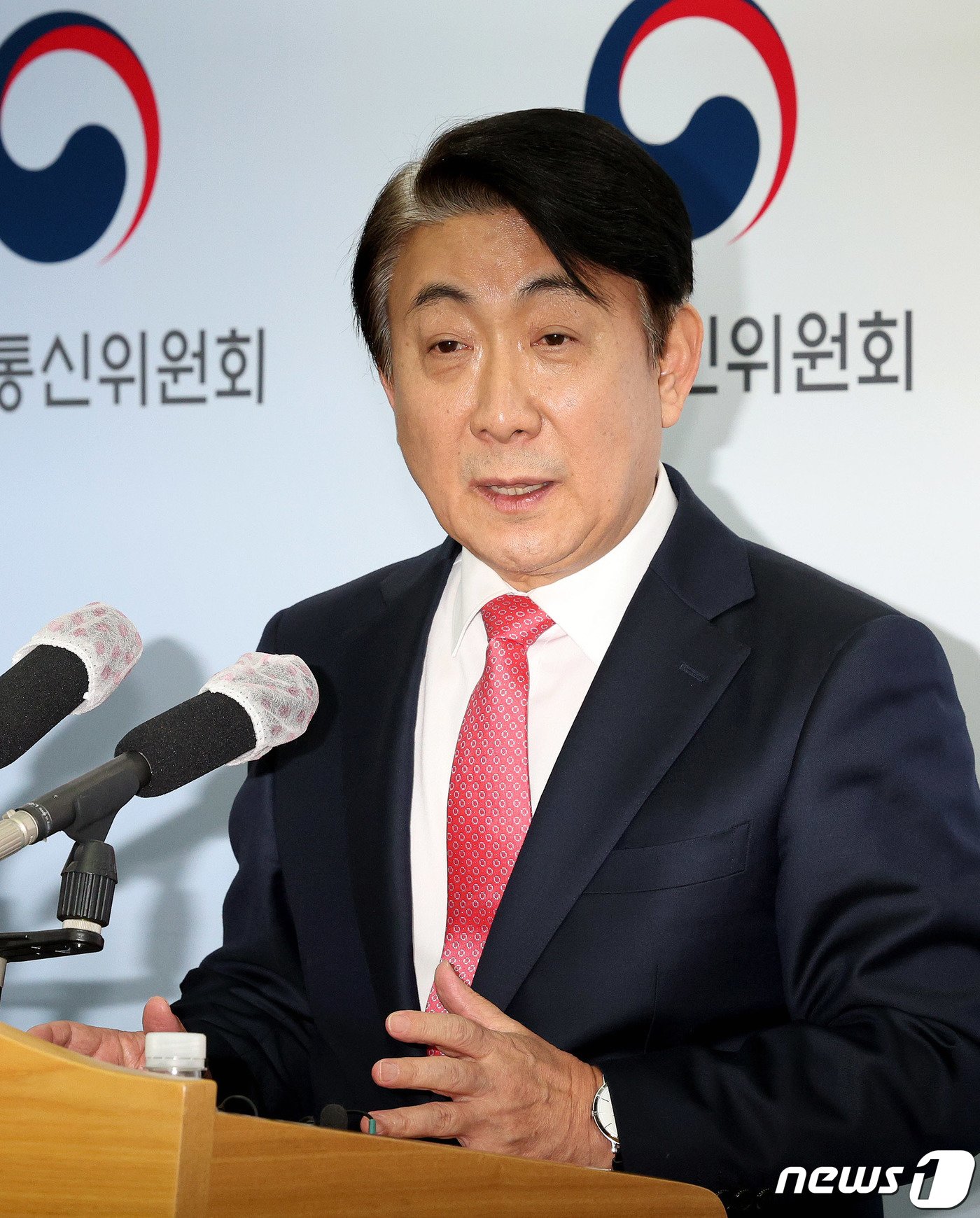 본문 이미지 - 이동관 방송통신위원장이 1일 경기 정부과천청사 방통위에서 사퇴 관련 입장을 발표하고 있다. 2023.12.1/뉴스1 ⓒ News1 장수영 기자