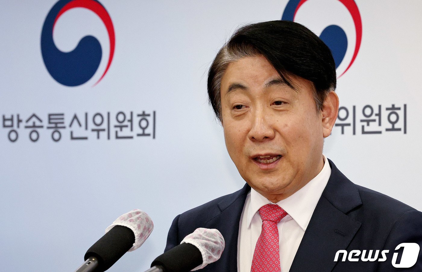 본문 이미지 - 이동관 방송통신위원장이 1일 경기 정부과천청사 방통위에서 사퇴 관련 입장을 발표하고 있다. 이 위원장은 탄핵으로 인한 방통위 기능 정지 사태를 막기 위해 전날 윤석열 대통령에게 사의를 밝힌 것으로 알려졌다. 2023.12.1/뉴스1 ⓒ News1 장수영 기자