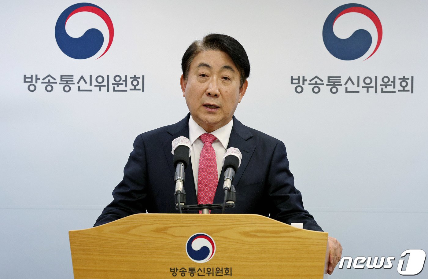 본문 이미지 - 이동관 방송통신위원장이 1일 경기 정부과천청사 방통위에서 사퇴 관련 입장을 발표하고 있다. 2023.12.1/뉴스1 ⓒ News1 장수영 기자