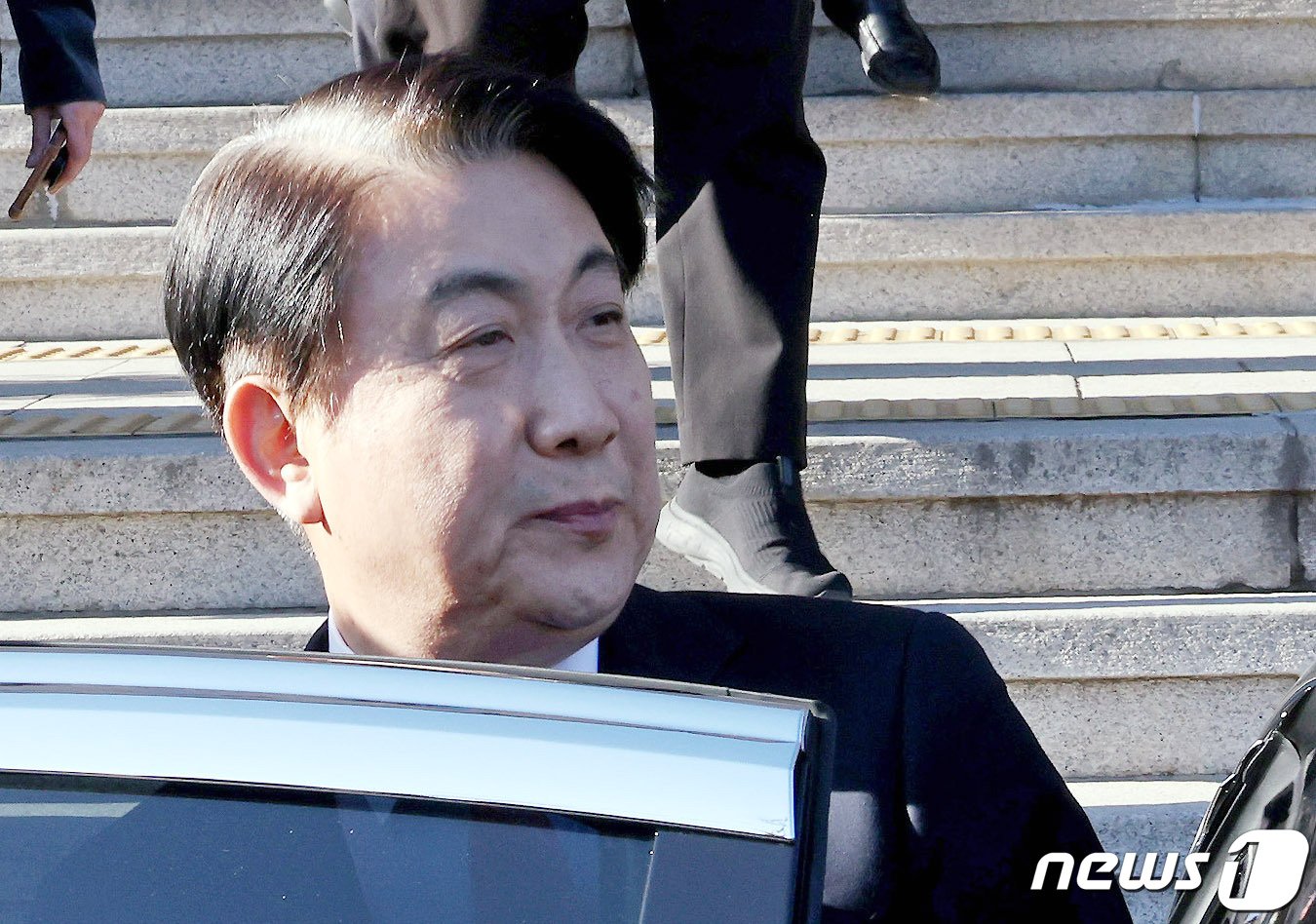 본문 이미지 - 이동관 방송통신위원장이 1일 경기 정부과천청사 방통위에서 사퇴 관련 입장을 발표한 뒤 청사를 떠나고 있다. 2023.12.1/뉴스1  ⓒ News1 장수영 기자