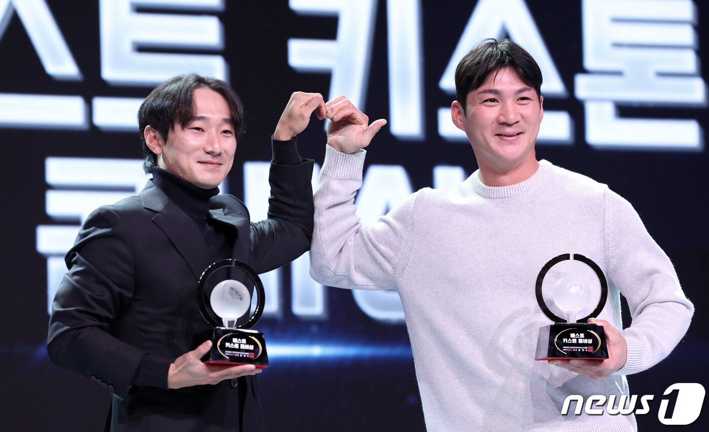 본문 이미지 - LG 신민재(왼쪽)와 오지환이 1일 서울 용산구 그랜드 하얏트 호텔에서 열린 한국프로야구선수협회 '2023 리얼글러브 어워드'에서 베스트 키스톤 콤비상을 수상한 후 기념촬영을 하고 있다. 2023.12.1/뉴스1 ⓒ News1 김성진 기자