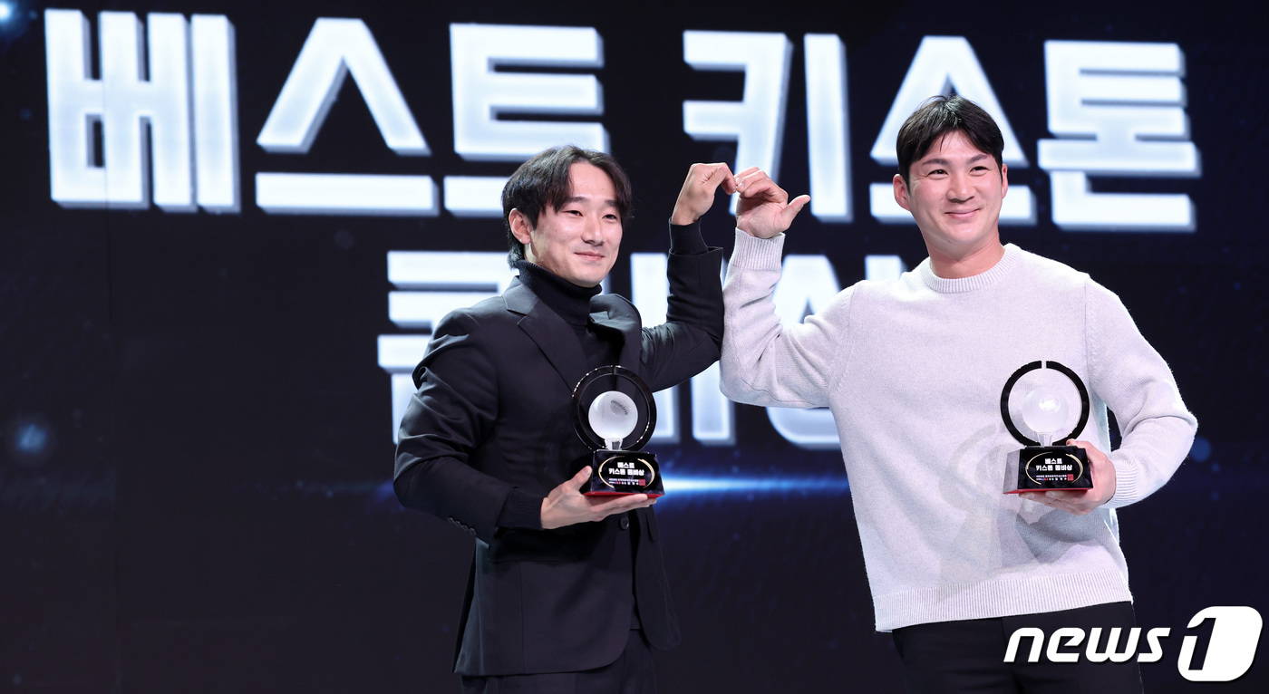 (서울=뉴스1) 김성진 기자 = LG 신민재(왼쪽)와 오지환이 1일 서울 용산구 그랜드 하얏트 호텔에서 열린 한국프로야구선수협회 '2023 리얼글러브 어워드'에서 베스트 키스톤 콤 …