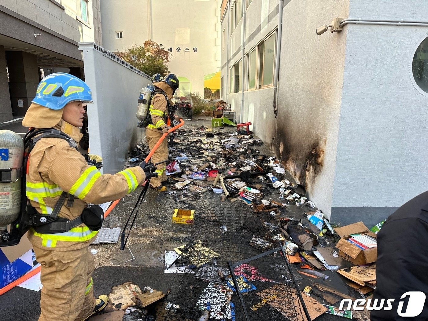 지난 11월 30일 오전 동구 대송동의 한 원룸 뒤 공터에서 발생한 화재 현장 사진.&#40;울산동구청 제공&#41;