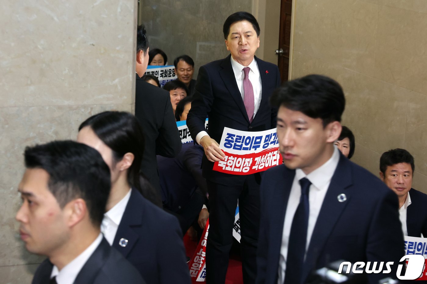 본문 이미지 - 김기현 국민의힘 대표가 1일 오후 서울 여의도 국회 의장실 앞에서 본회의 개의를 위해 이동하는 김진표 국회의장에게 항의하고 있다. 2023.12.1/뉴스1 ⓒ News1 황기선 기자