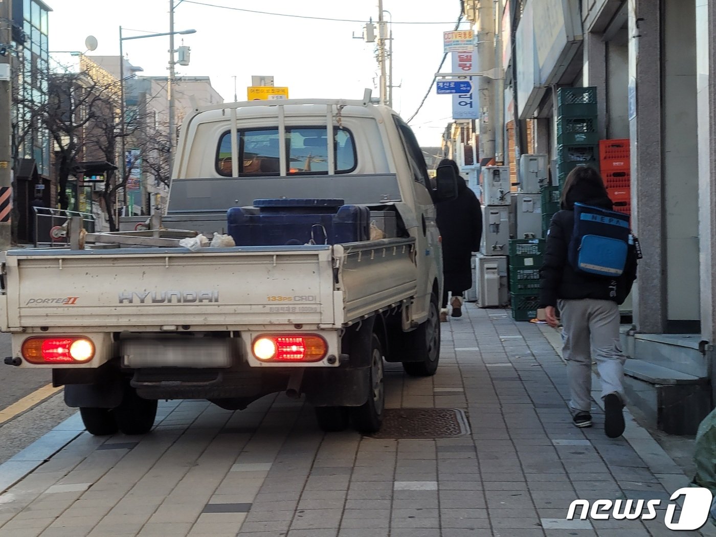  1일 찾은 인천 계양구 해서초등학교. 인도를 침범한 트럭 사이로 한 학생이 등교에 나서고 있다.2023.12.01/ 뉴스1 ⓒ News1 이시명 기자