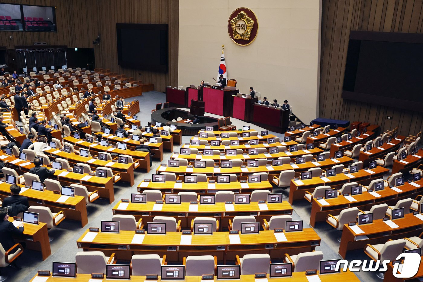 1일 오후 서울 여의도 국회 본회의장에서 열린 제410회 국회&#40;정기회&#41; 제13차 본회의에서 손준성·이정섭 검사 탄핵소추안이 통과되고 있다.  2023.12.1/뉴스1 ⓒ News1 황기선 기자