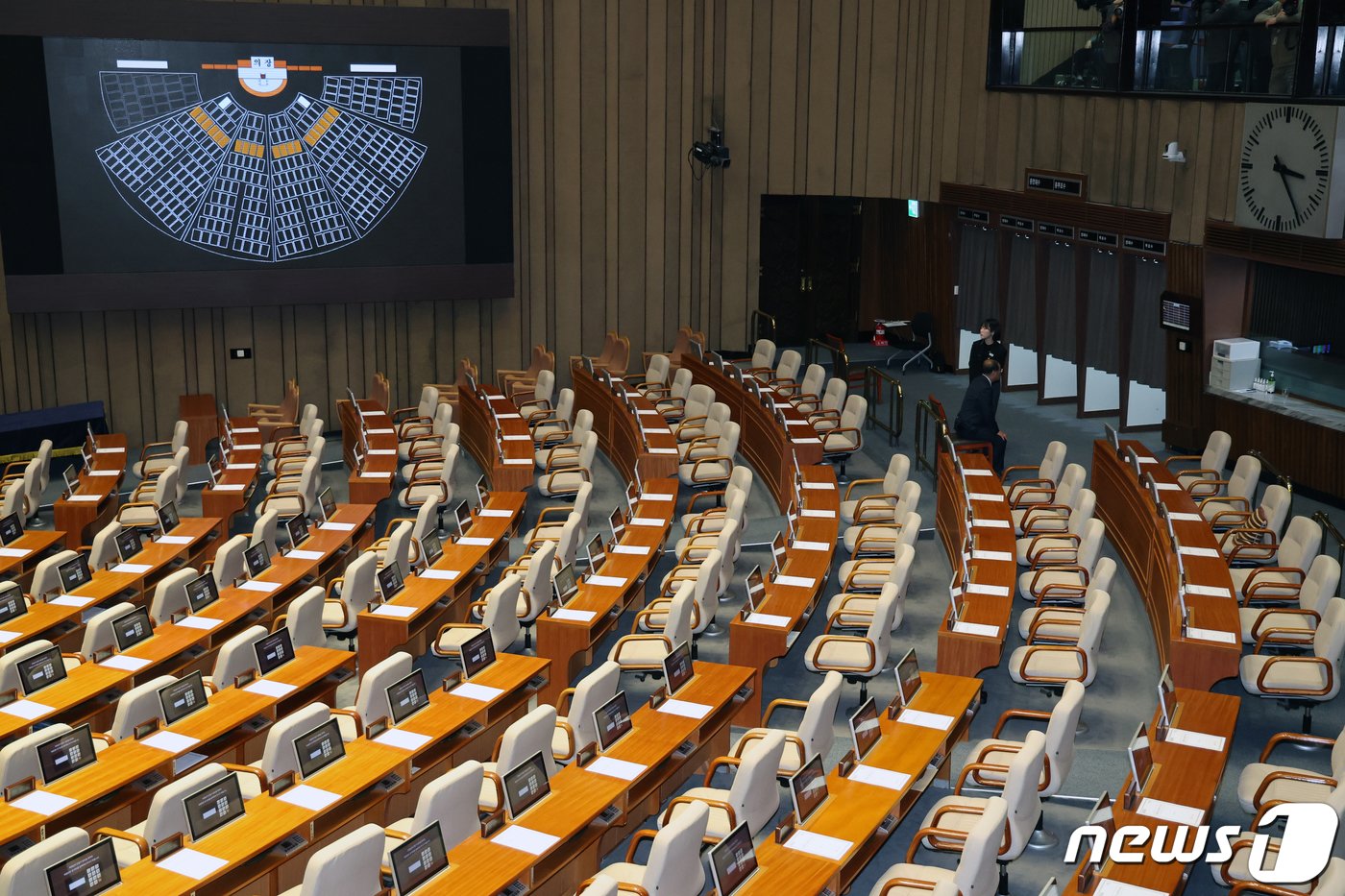 1일 오후 서울 여의도 국회 본회의장에서 열린 제410회 국회&#40;정기회&#41; 제13차 본회의에서 손준성·이정섭 검사 탄핵소추안 투표가 국민의힘 의원들이 불참한 가운데 진행되고 있다.  2023.12.1/뉴스1 ⓒ News1 황기선 기자