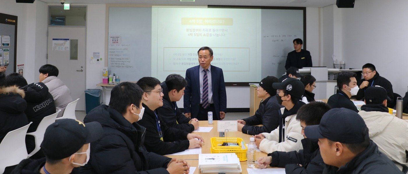 본문 이미지 - 심선용 사회복무연수센터장이 시회복무요원 교육생들과 대화를 나누고 있다. (병무청 제공)