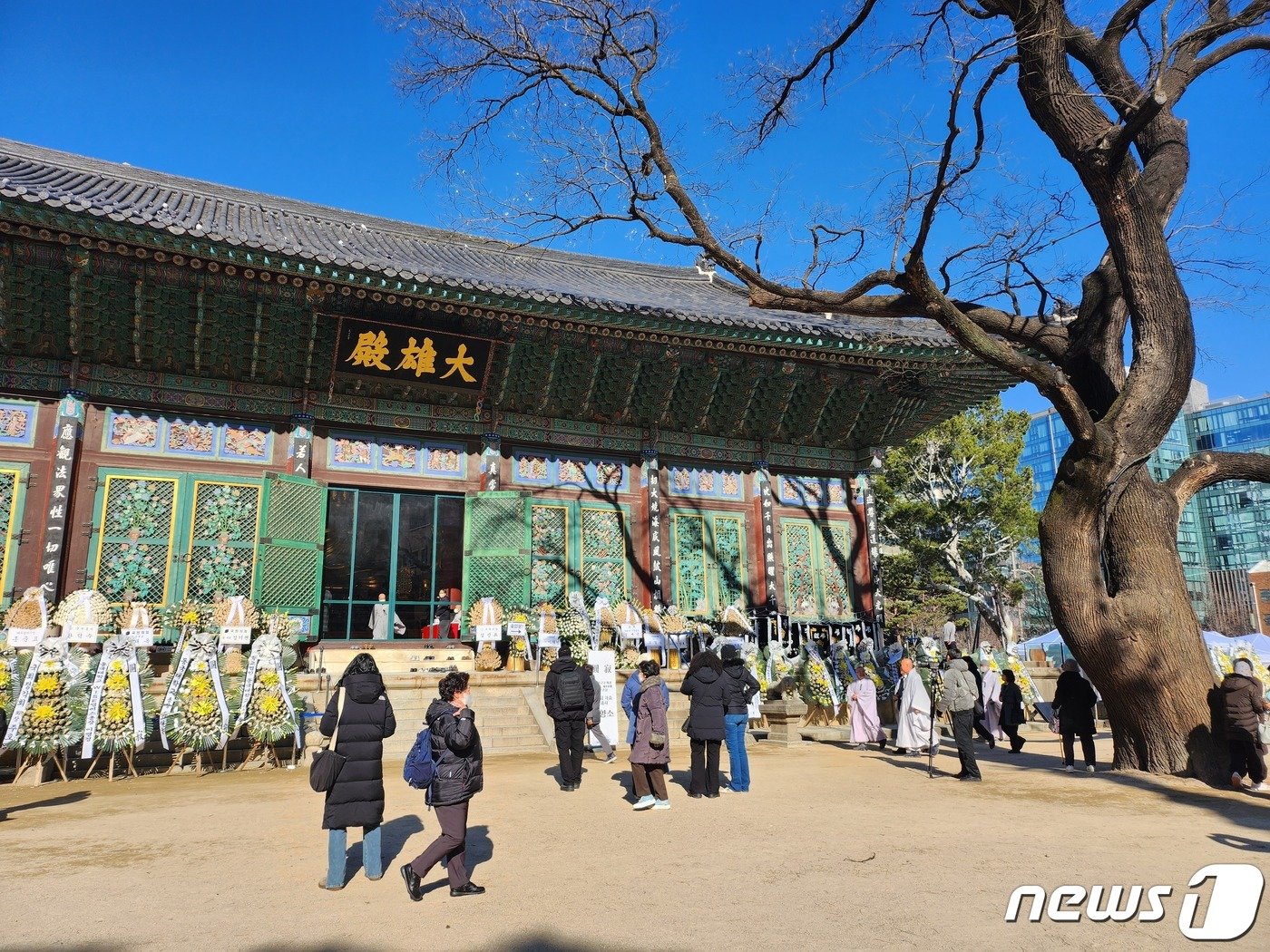 자승스님을 추모하기 위해 조계사에 모인 신자들/ 뉴스1 ⓒ News1 장성희 기자