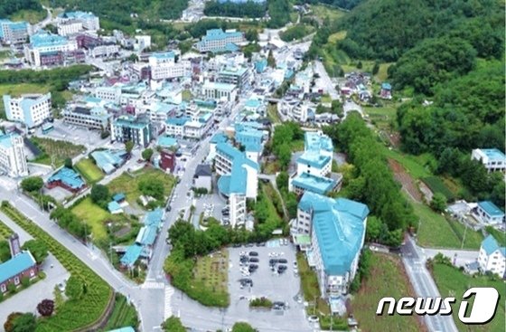 본문 이미지 -  충주시는 대한민국 온천도시로 지정된 수안보 온천을 힐링과 치유 공간으로 개발할 계획이다. 사진은 민트블루 색채를 도입한 수안보 가상 모습.(자료사진)2023.12.2/뉴스1