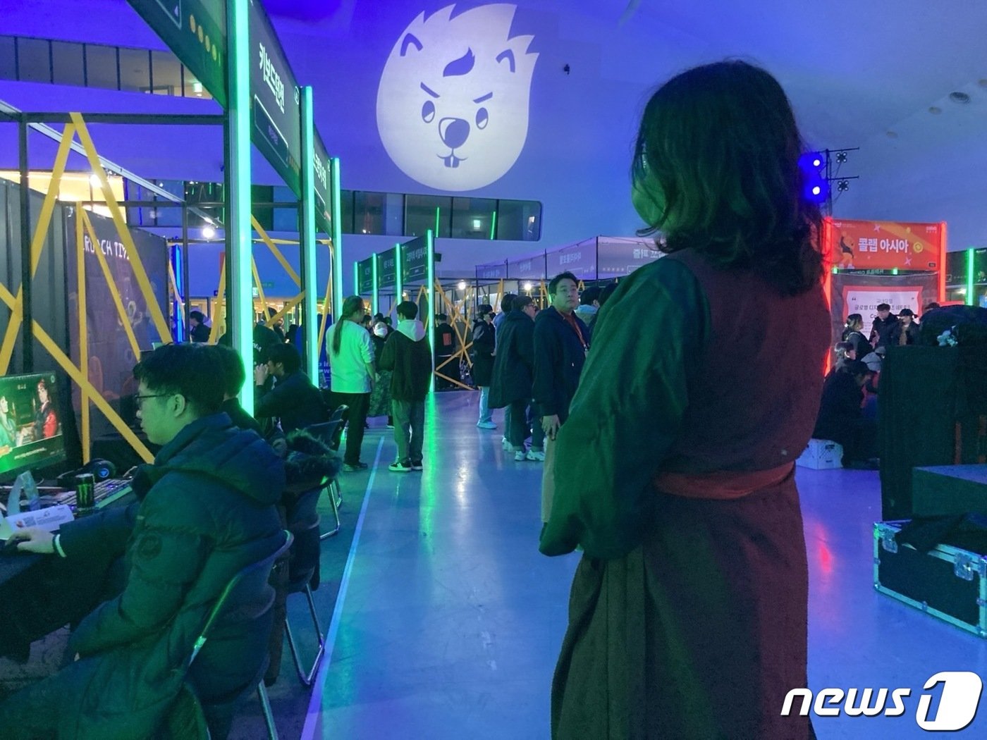 본문 이미지 - 인디게임 '산나비'의 팬인 관람객이 게임의 주인공으로 분장하고 행사에 참여하고 있다 ⓒ News1 윤주영 기자