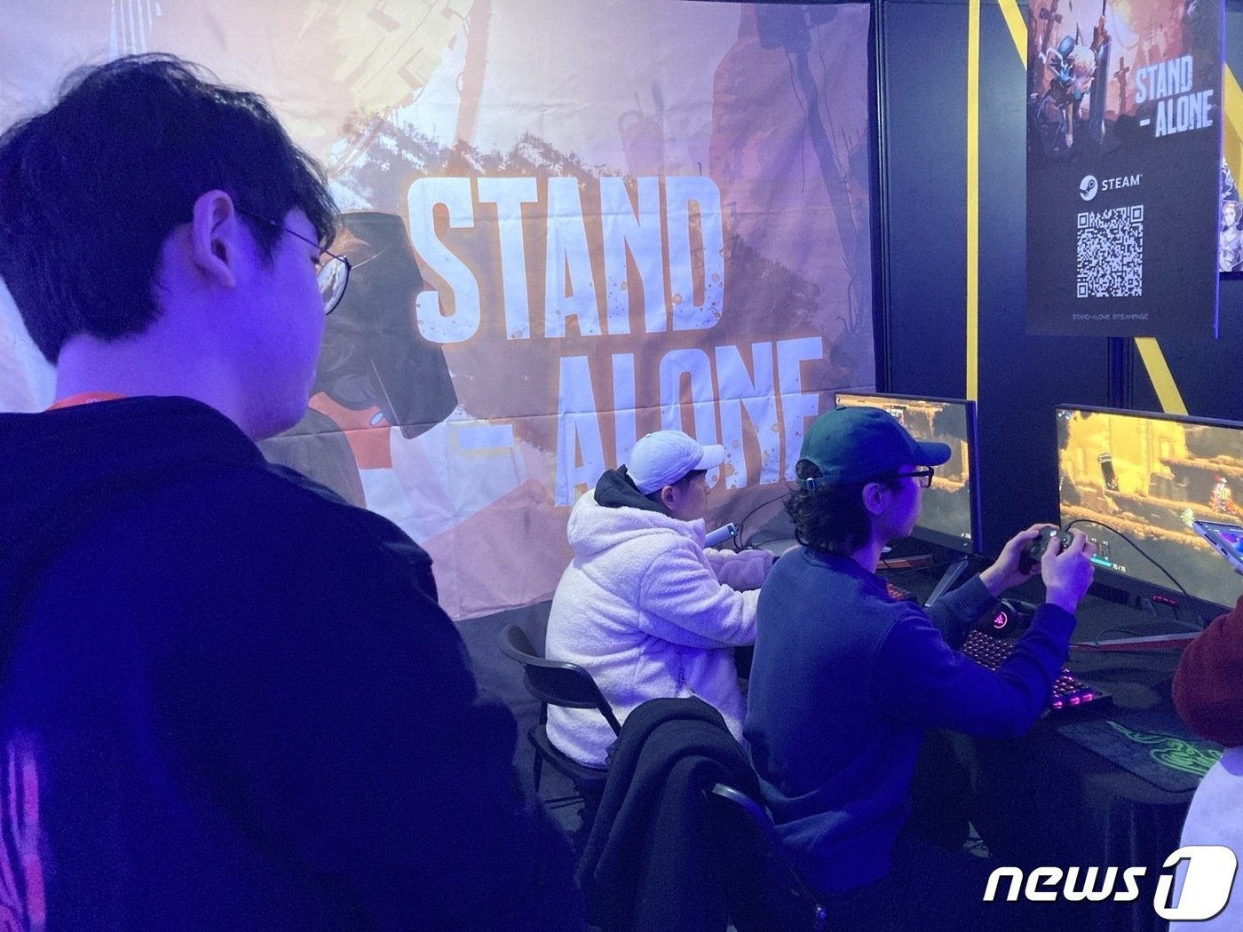 본문 이미지 - 스튜디오 '리퓨엘'의 김형식 개발자가 방문객들의 플레이를 관찰하고 있다. ⓒ News1 윤주영 기자