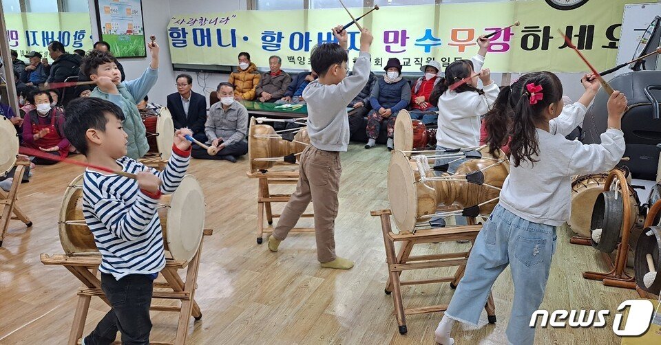  백양초등학교&#40;교장 한종오&#41;- 27일 관내 노인회관을 찾은 학생들이 어르신들을 모시고 장구춤 공연을 선보이고 있다. 이날 학생들은 오카리나 연주, 사물놀이,동요 부르기 등 다채로운 무대를 펼쳐 어르신들의 뜨거운 박수를 받았다.&#40;전남교육청 제공&#41;/뉴스1  