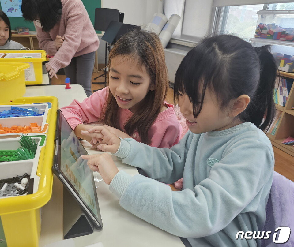 반남초등학교&#40;교장 강진순&#41;- 29일 코딩교육을 접목한 인문융합수업에 참여한 학생들이 태블릿을 조작하고 있다.&#40;전남교육청 제공&#41;/뉴스1   