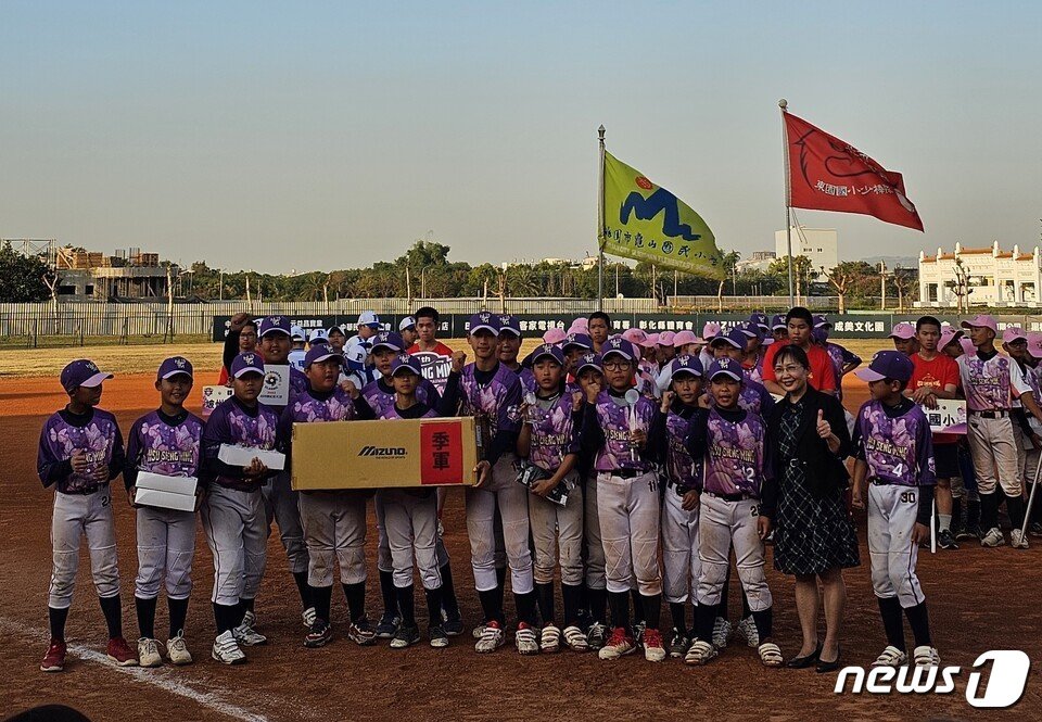 순천남산초등학교&#40;교장 박진영&#41;- 순천남산초 야구부 학생들이 24~28일 대만에서 열린 제11회 서생명배 국제소년야구대회에서 대만 관동팀을 꺾고 3위를 확정 지은 뒤 기념사진 촬영을 하고 있다.&#40;전남교육청 제공&#41;/뉴스1   