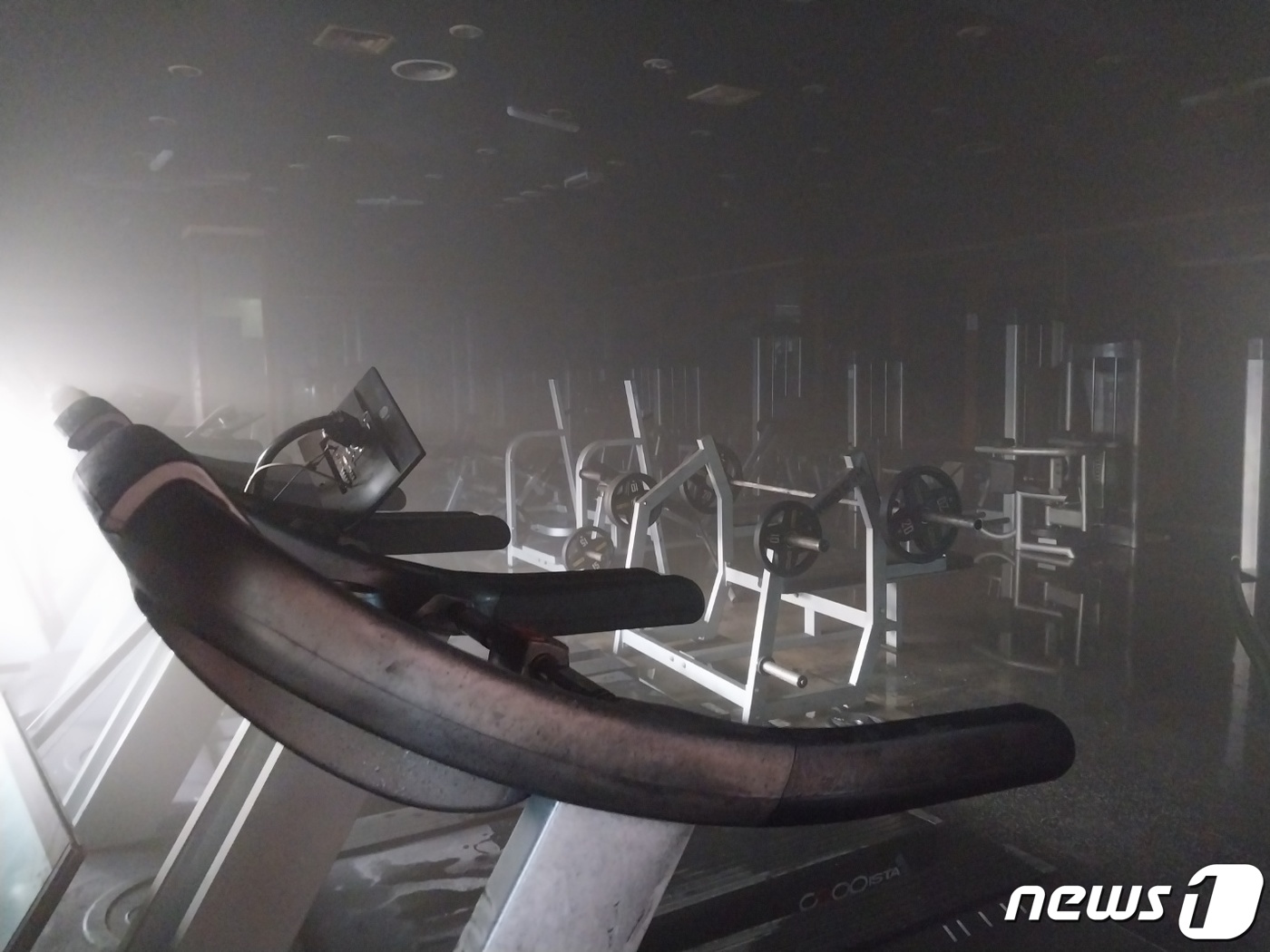 (인천=뉴스1) 박소영 기자 = 1일 오후 2시4분쯤 인천시 중구 선화동 6층짜리 한 사우나  건물에서 불이 나 40분만인 2시44분쯤 초기진화됐다. 사진은 사우나 건물 내부 체육 …