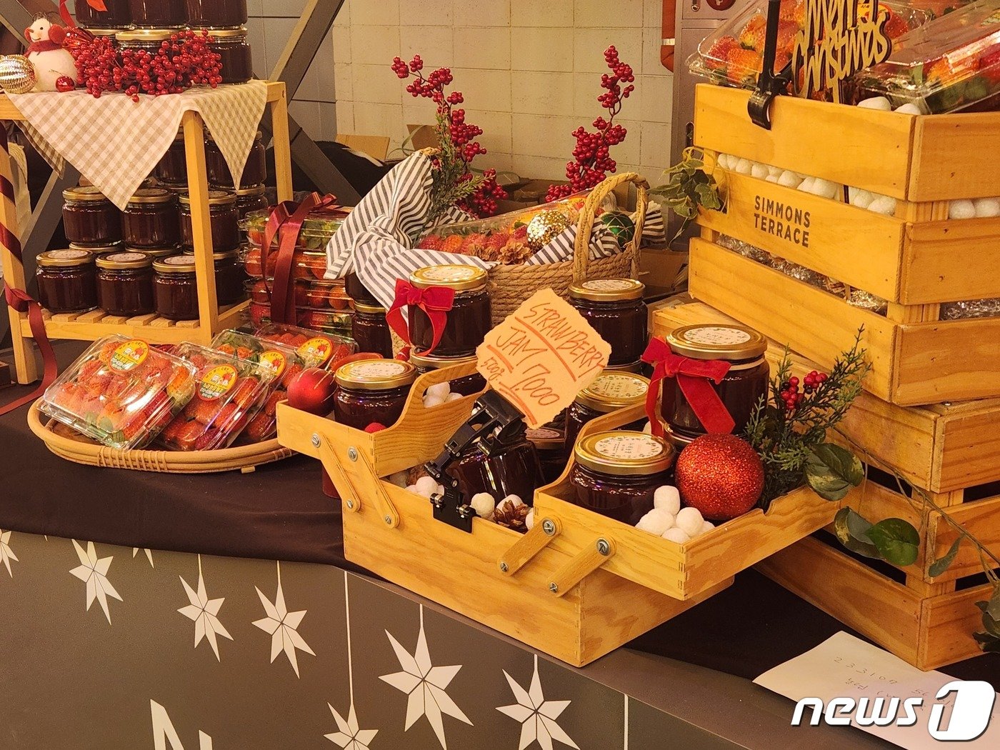 본문 이미지 - 경기도 이천 시몬스 테라스에 마련된 '크리스마스 마켓'의 매장 모습 2023.12.1/뉴스1 ⓒ News1 이정후 기자