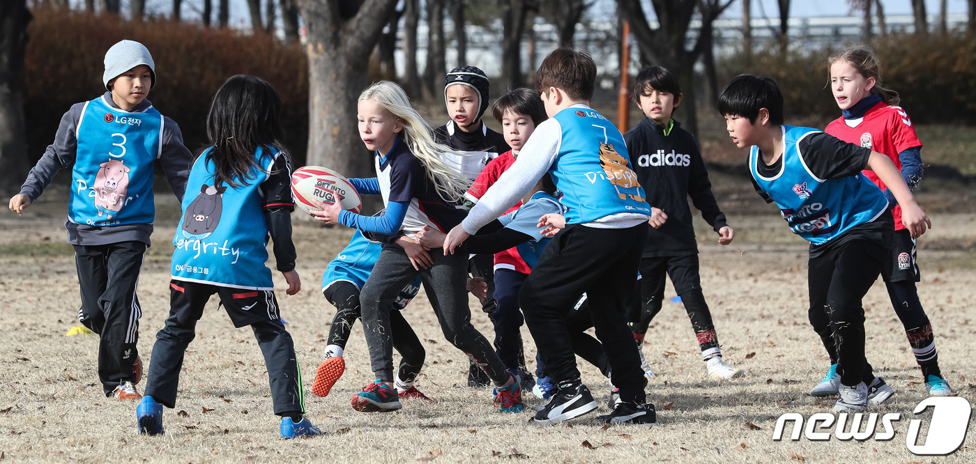 (서울=뉴스1) 유승관 기자 = 낮 최고기온이 19도까지 오르는 등 포근한 날씨가 이어진 10일 서울 마포구 월드컵공원을 찾은 외국인 학생들이 가벼운 옷차림으로 럭비 게임을 하고 …