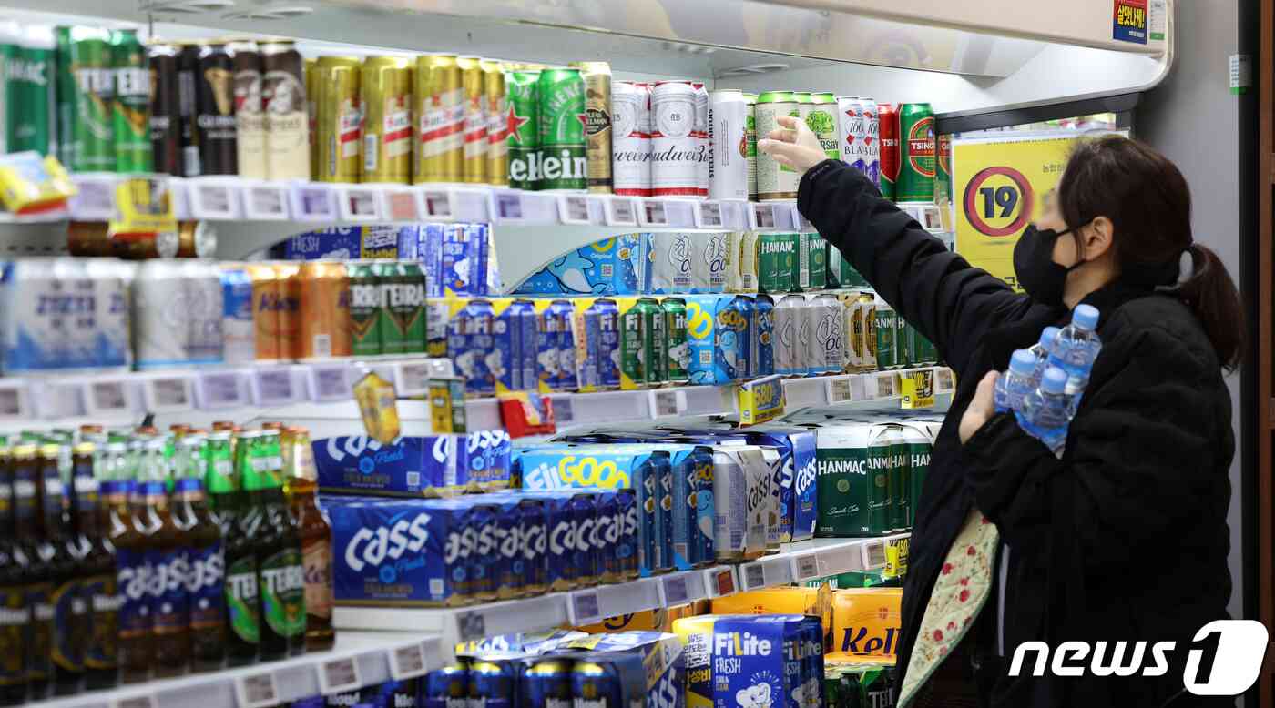 지난달 맥주, 소주 등 주류 물가 상승률이 대폭 높아진 것으로 나타났다. 10일 통계청 국가통계포털에 따르면 지난달 맥주의 소비자물가지수는 112.45로 지난해 동월 대비 5.1% 오르며 올해 2월(5.9%) 이후 9개월 만의 최고치를 기록했다. 소주도 마찬가지로 4~10월 0%대 상승률을 뚫고 지난달 4.7% 올라 올해 2월(8.6%) 이후 가장 큰 상승폭을 기록했다. 10일 서울의 한 마트에서 시민이 맥주를 구매하고 있다. 2023.12.10/뉴스1 © News1 김성진 기자