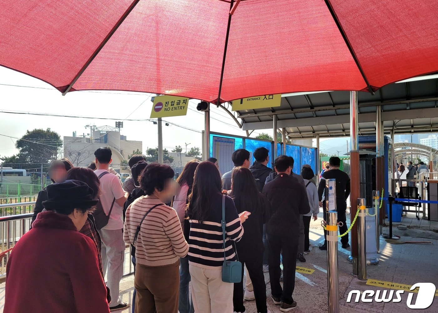 10일 부산 주요 관광지인 해운대블루라인파크 송정역에 관광객들이 해변열차를 타기 위해 길게 줄 서 있다.2023.12.10/뉴스1 ⓒ News1 조아서 기자