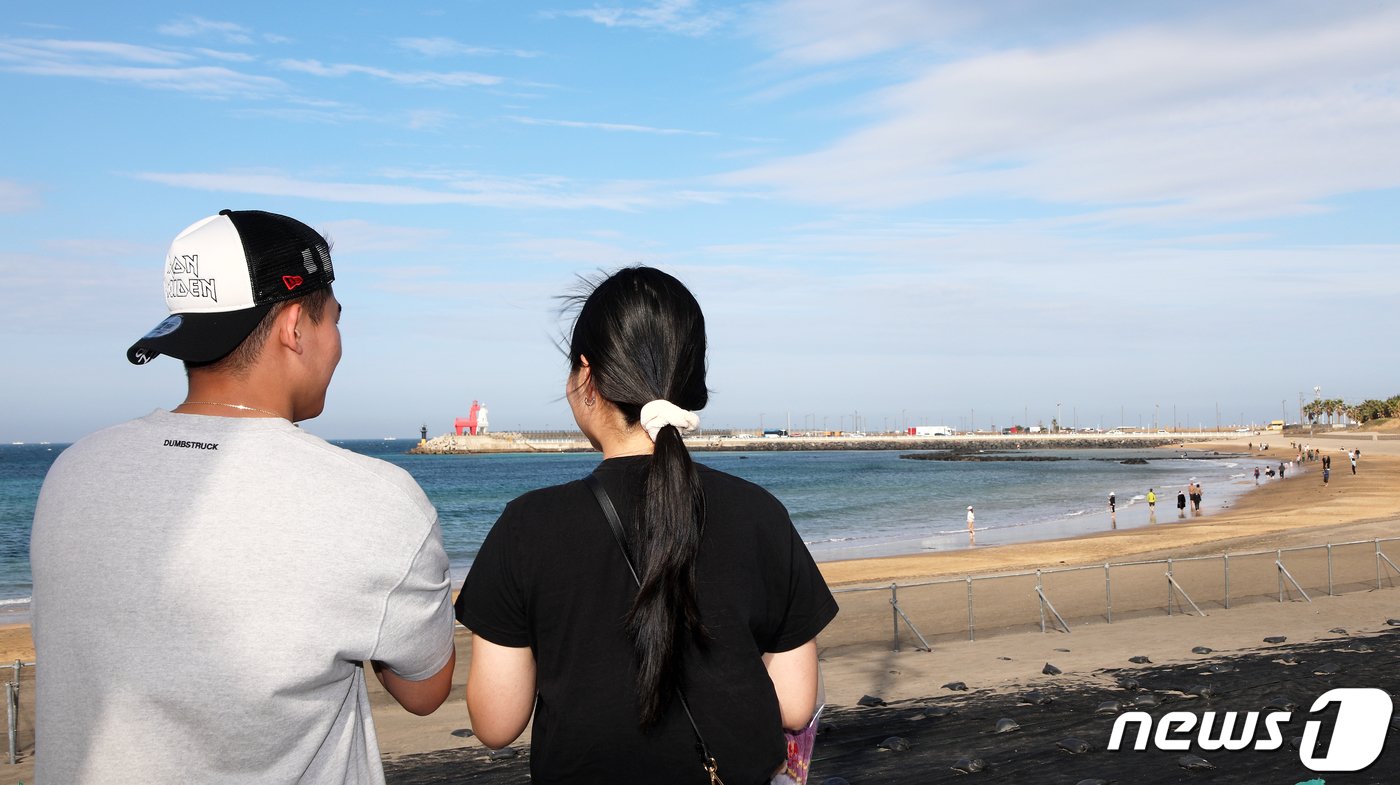 본문 이미지 - 10일 오후 제주시 이호테우해수욕장에서 반팔을 입은 연인이 나들이를 즐기고 있다. 이날 오후 2시 기준 제주 낮 최고기온은 23.1도를 기록했다.2023.12.10./뉴스1 ⓒ News1 오미란 기자