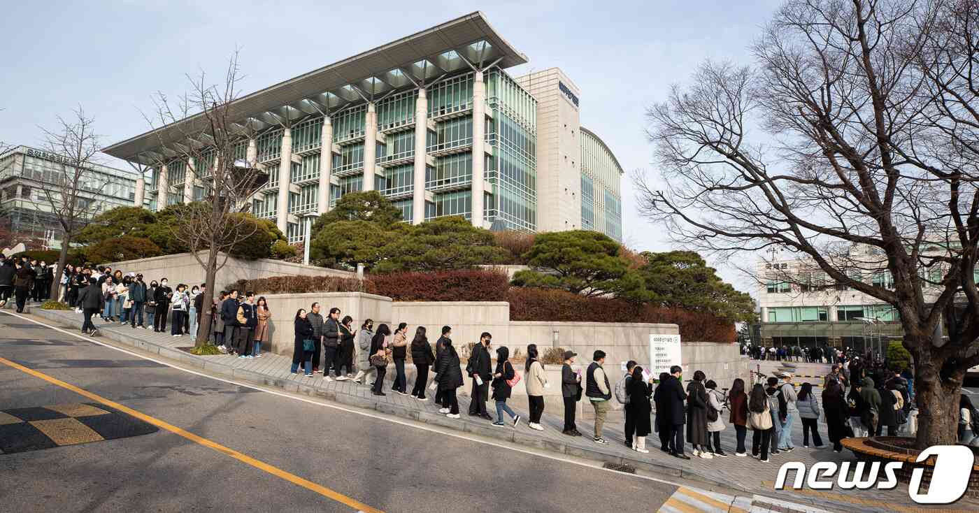 수험생 및 학부모들이 10일 서울 종로구 성균관대 600주년 기념관에서 열린 종로학원 '2024 정시지원 변화 및 합격선 예측, 합격전략' 설명회에 입장하기 위해 줄지어 서 있다. 2023.12.10/뉴스1 © News1 유승관 기자